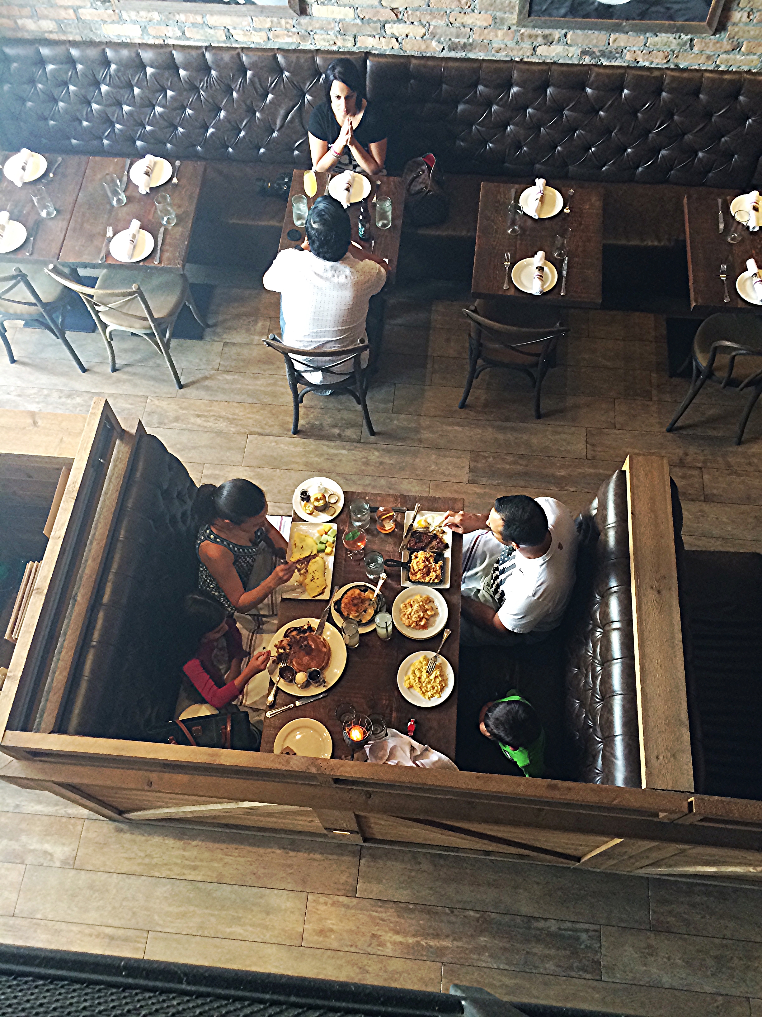Parte da ida em um restaurante é a espiadela na mesa do vizinho. Desta vez estávamos no mesanino, daí foi fácil dar uma olhada sem ser inconveniente. Dá pra ver que os pratos do brunch são bem servidos, né?