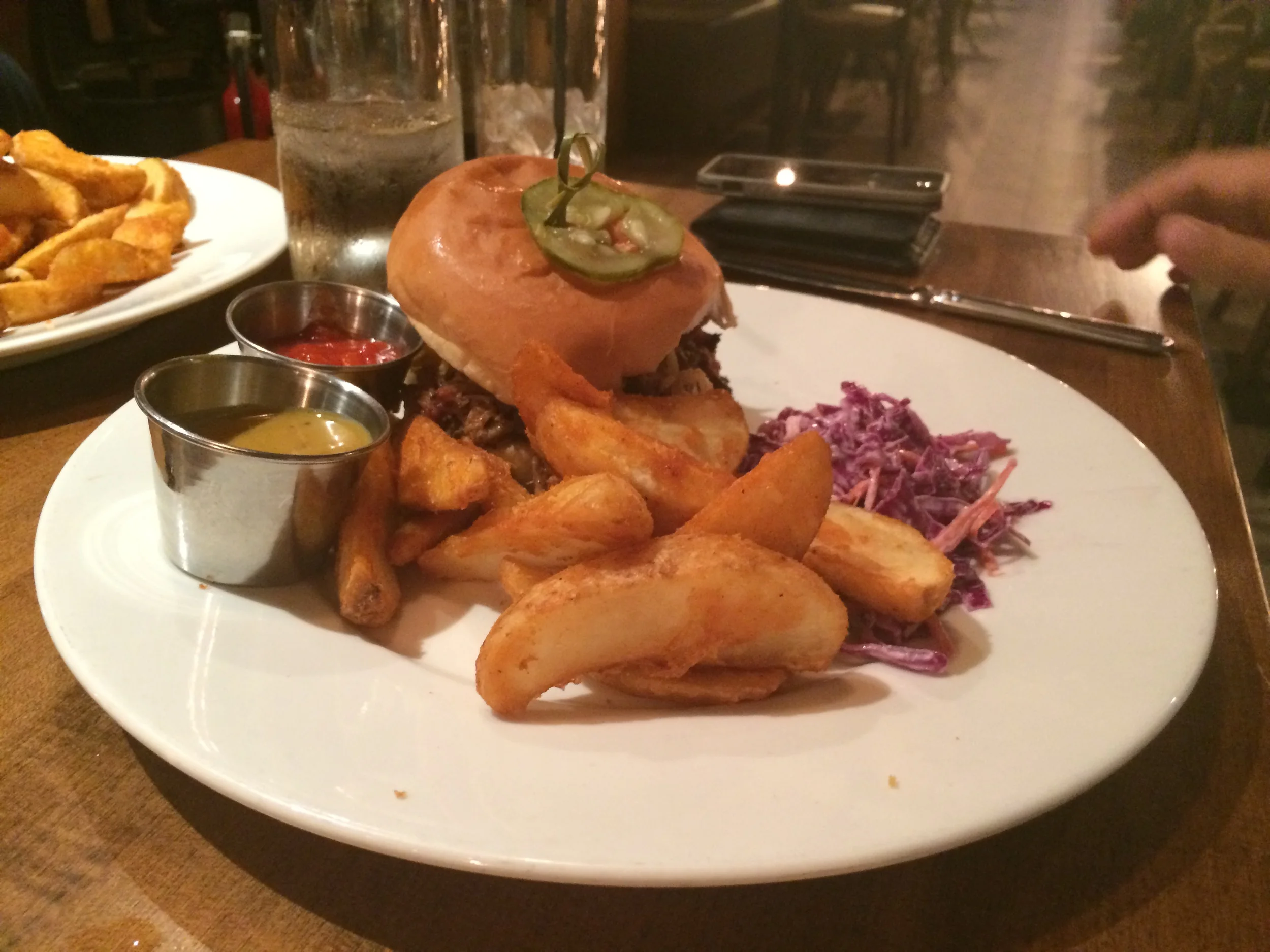 Comida norte-americana não é só hamburguer, mas eles também têm se você quiser. 
