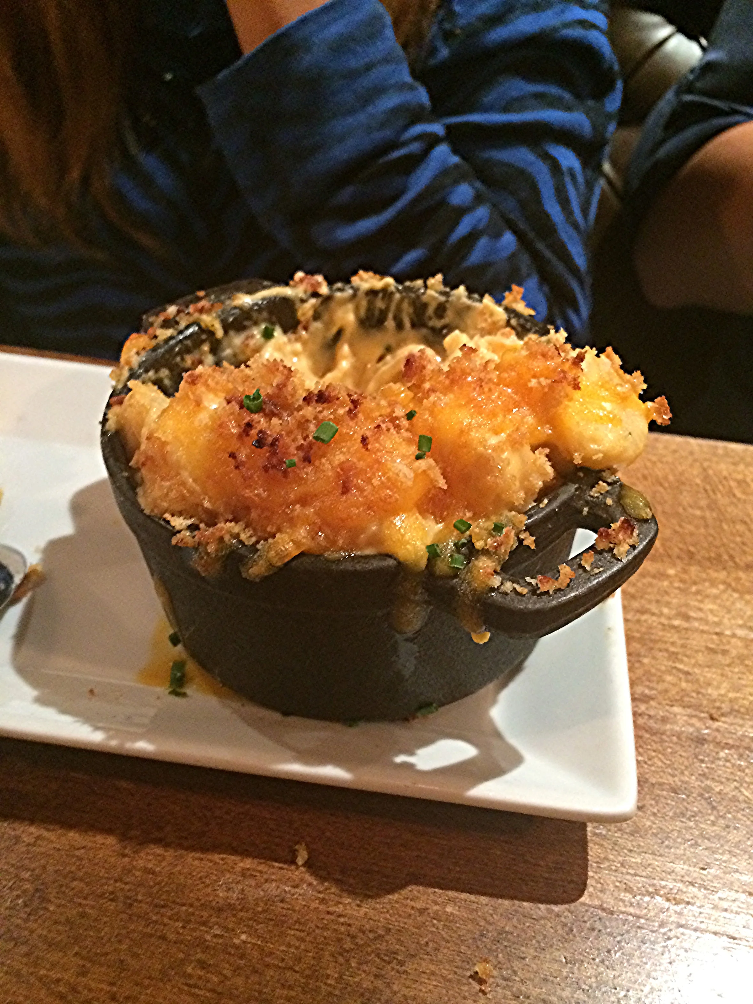 O famigerado Mac&Cheese é um prato simples de fazer, mas que você encontra em todo restaurante de Southern Food. Consiste em macarrão de massa curta cozida, molho com muito queijo cheddar, farinha de pão e algumas ervas por cima, gratinado no forno. É gostoso, prato de infância. O equivalente deles para as macarronadas de domingo das casas brasileiras.