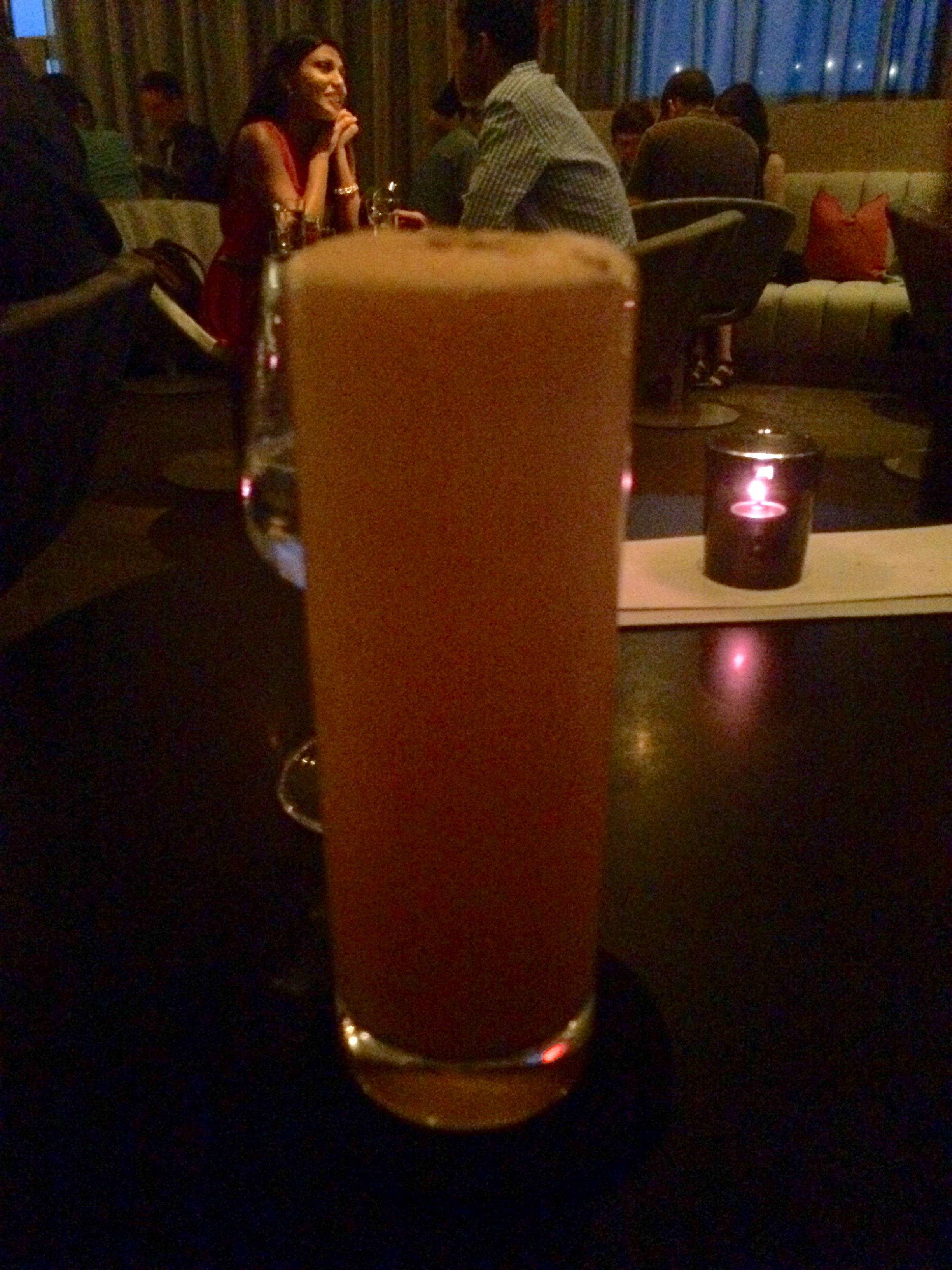 Carrot Cake Cocktail : lembrava bastante o bolo de cenoura. Parecia um milkshake alcoólico. O casal da mesa em frente, que acabou saindo em cima do coquetel na foto, parece um par de noivinhos, né? Hahaha