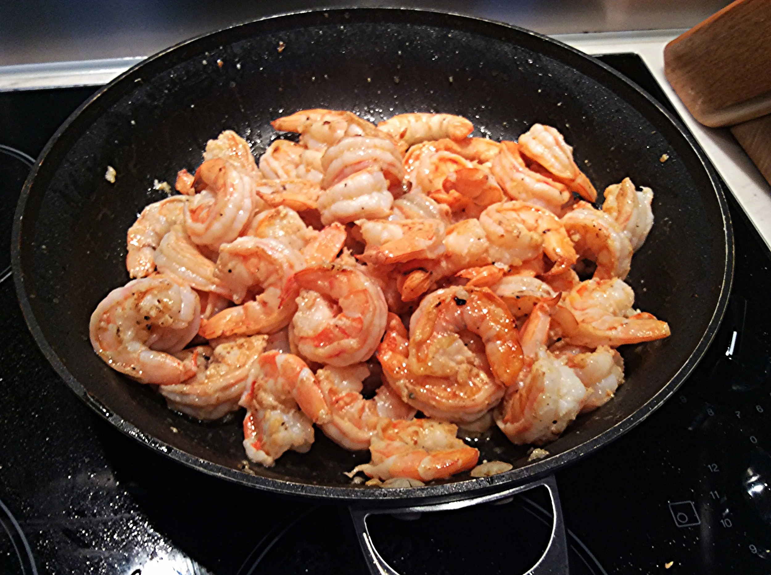 Volte todos os camarões pra frigideira pra que cozinhem um pouquinho mais, se você achar que ainda tem um ou outro que não chegou ao ponto. Mas faça isso bem rapidinho pra não passar do ponto e ficar borrachudo. Coloque-os todos em uma tigela com tampa e leve-os à geladeira até que possa fazer o recheio pra colocar nos pães, o que deverá ser feito imediatamente antes de servir.