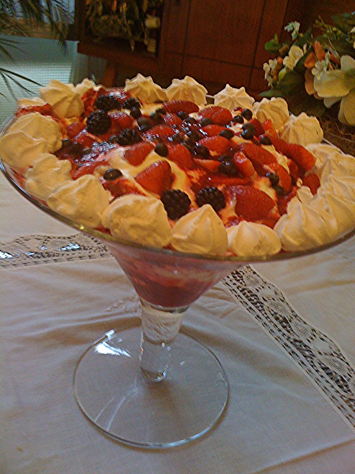 Na época em que eu não tinha a receita, as Pavlovas que eu servia eram assim. O pote ajuda bastante, fica lindo! Daí eu só intercalava camadas de suspiro, chantilly e calda de Frutas Vermelhas. Mas quer um conselho? Faz o merengue! É infinitamente melhor.
