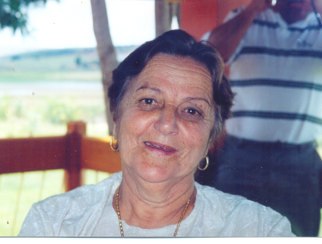 Sempre de colar e batom, dona Teresa era a simplicidade e o amor encarnados. Deixou muitas saudades...