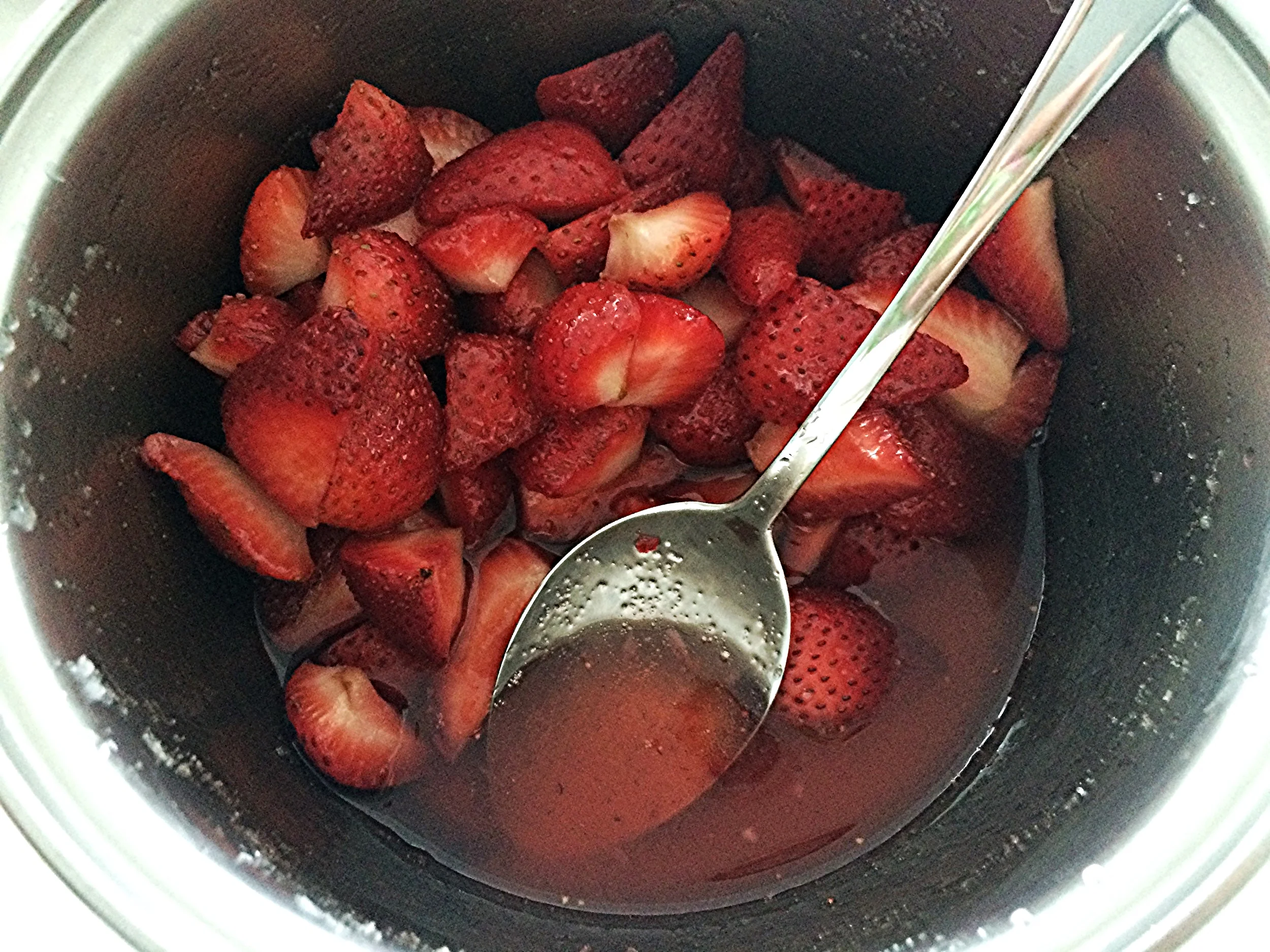 O açúcar é um ladrão de umidade. O contato com a polpa dos morangos faz com que ele extraia a água contida na fruta. Assim que seus morangos deverão ficar depois de descansarem com o açúcar.