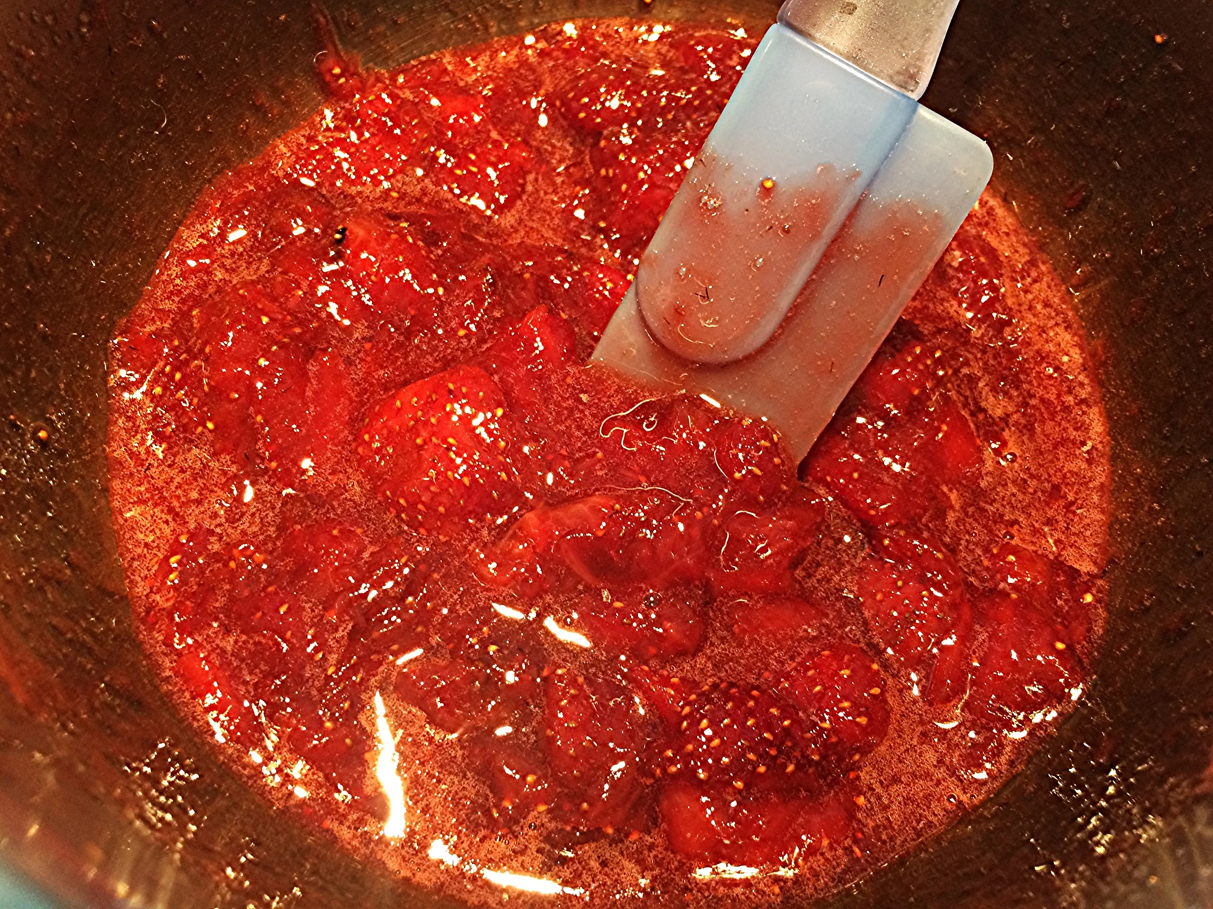 Leve a panela ao fogo e deixe ferver, mexendo de vez em quando, até que a água extraída dos morangos praticamente evapore. Cuidado pra não deixar queimar o fundo da panela! Terminado este processo, desligue o fogo e deixe esfriar. 