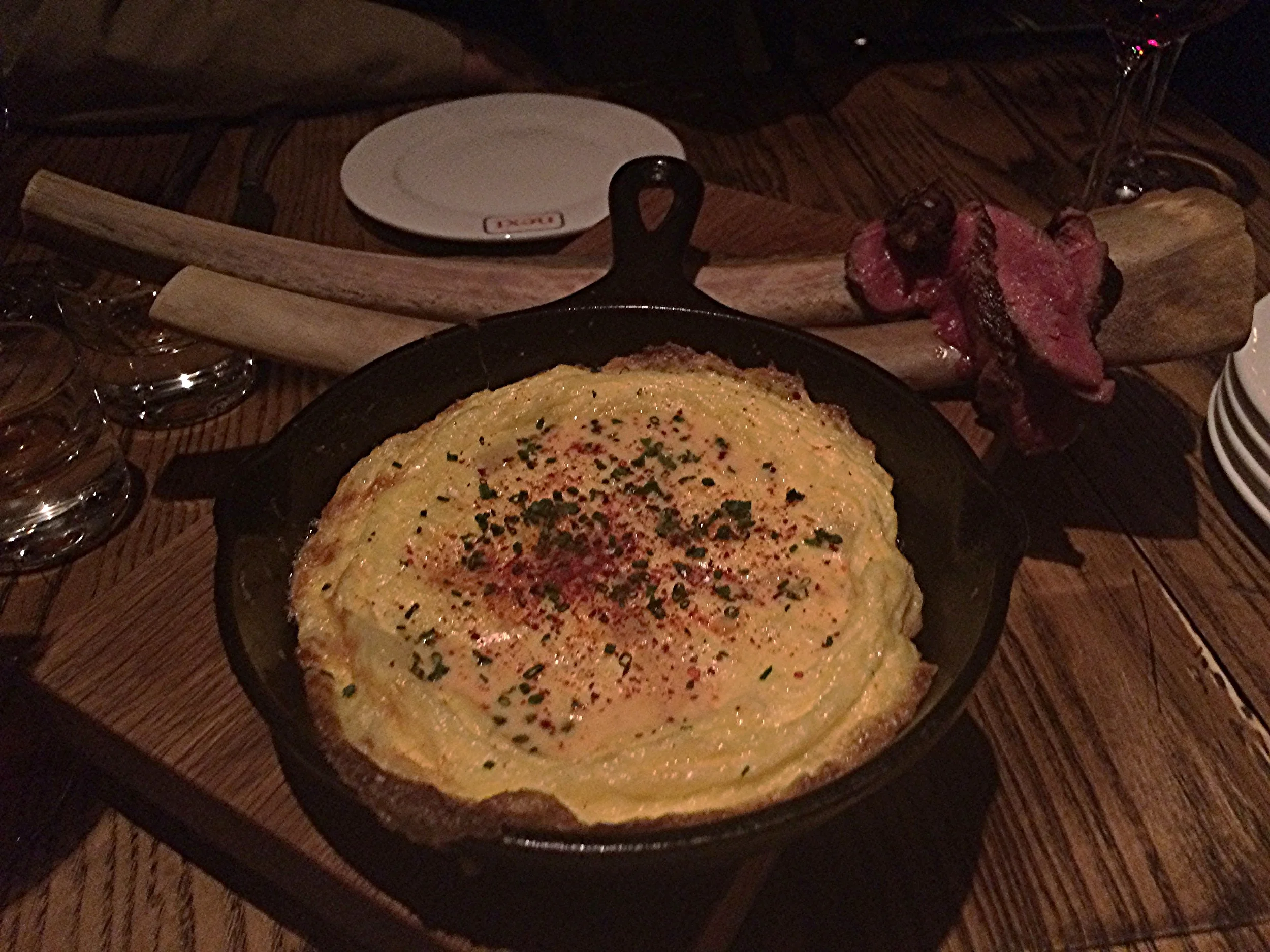 Chuletón Tortilla: Omelete espanhola com batatas e costela. Destaque pro ponto da carne!