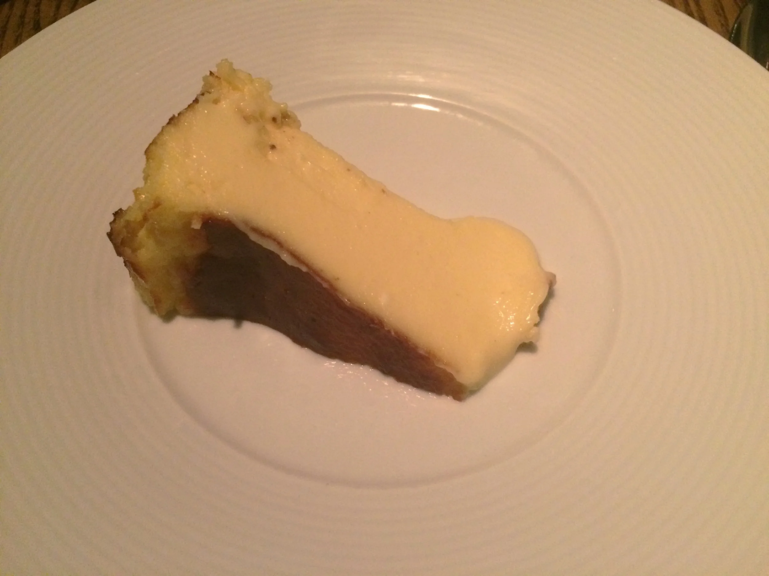 servido junto a uma fatia de cheesecake-mais-maravilhosa-da-vida-inteira-do-espaço-sideral. O interior dela era quase líquido, como um petit-gateau, e eu fiquei me perguntando como eles fizeram isso. Jesus!