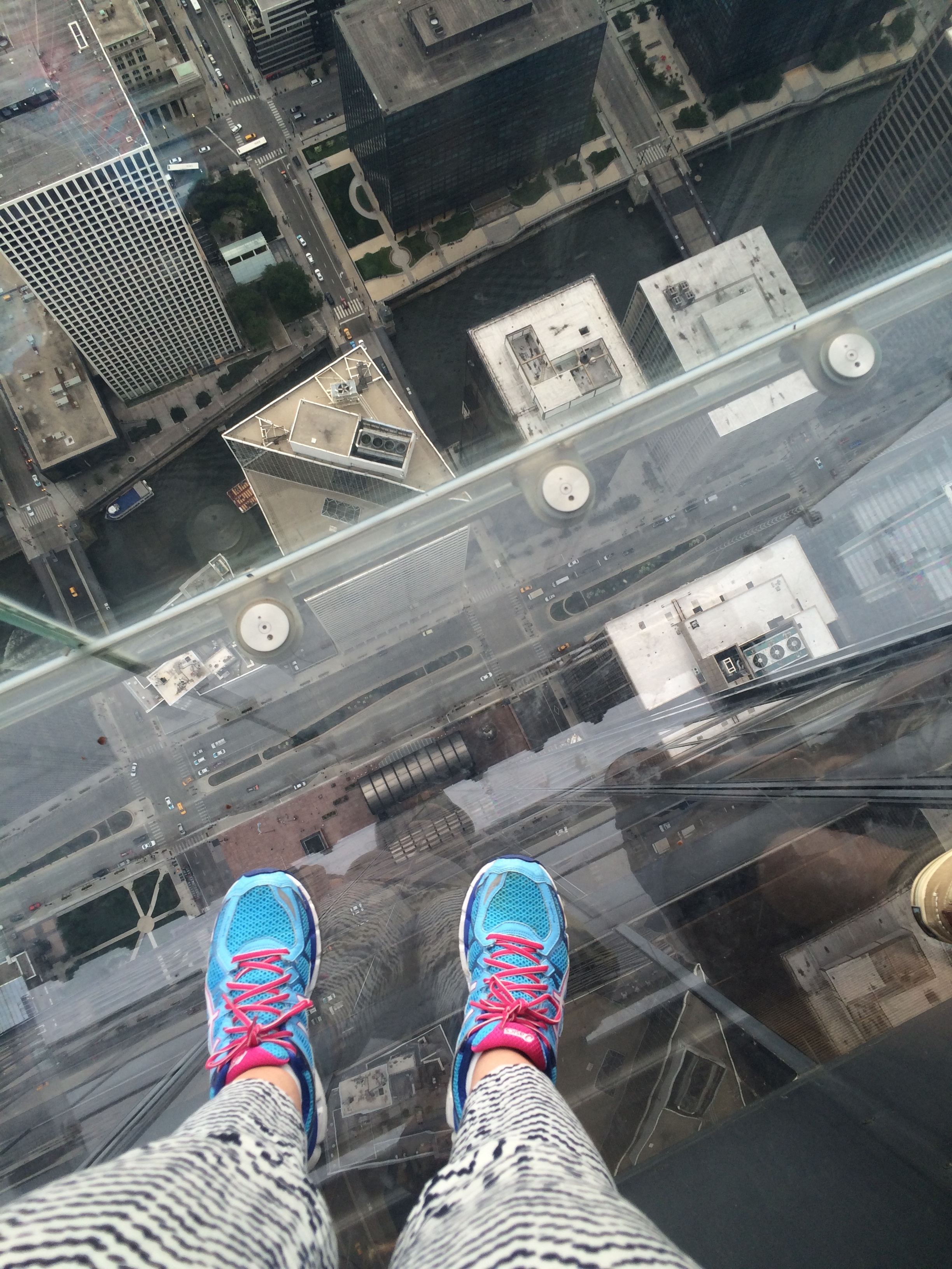 Este prédio, onde fica localizado o Skydeck , chama-se Willis Tower . É o prédio da antiga loja de departamentos Sears , lembra? Pena que as caixas do Skydeck ficam num lado com vista menos interessante que a da foto acima. Mas mesmo assim vale a sensação de estar flutuando sobre a cidade. 