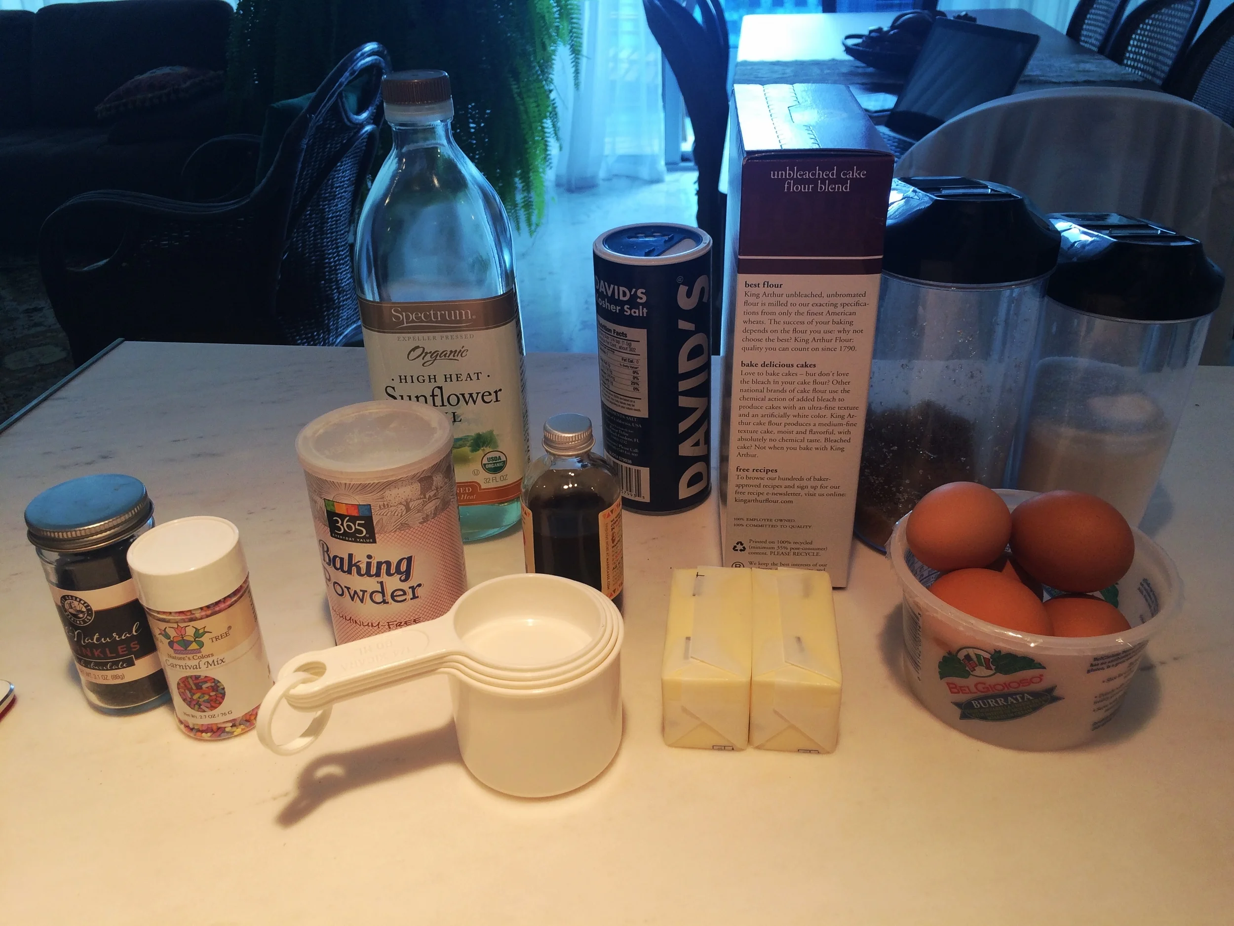 Tive de fazer uma receita e meia porque tanto a minha forma retangular, quando o meu aro de montagem são maiores dos que os pedidos na receita. 