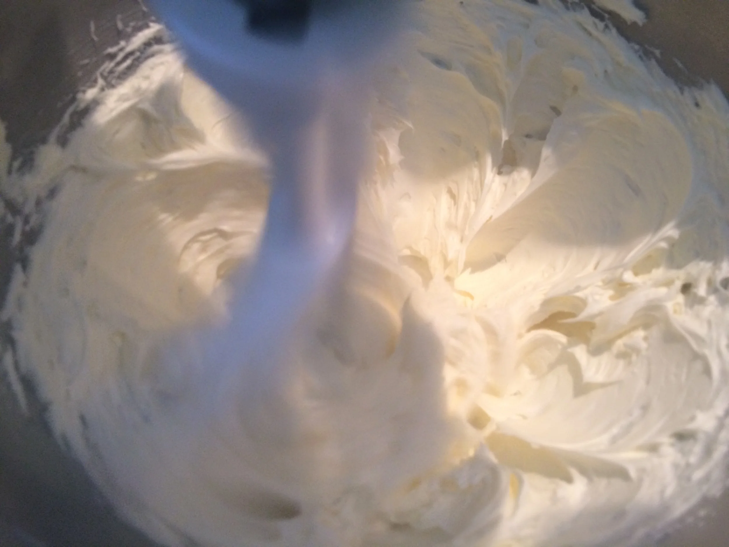 Bata a manteiga e o cream cheese , usando o batedor tipo raquete, até que a mistura esteja macia e fofa, algo em torno de 3 minutos. Raspe as laterais da tigela com uma espátula de silicone e reduza a velocidade. Adicione a glucose de milho e a baunilha, batendo bem por aproximadamente 3 minutos. Raspe as paredes da vasilha novamente e pare a batedeira. Adicione o açúcar impalpável, o sal, bicarbonato de sódio, o suco de limão e bata, na velocidade mais baixa que puder, até que tudo se incorpore ao creme. Aumente a velocidade e bata até que fique esbranquiçado e fofo (aproximadamente 4 minutos). Reserve. Montagem : Para deixar o bolo úmido: 1/4 xícara de leite integral 1 colher de chá de baunilha (se você achar que já tem baunilha demais, pode usar só o leite).