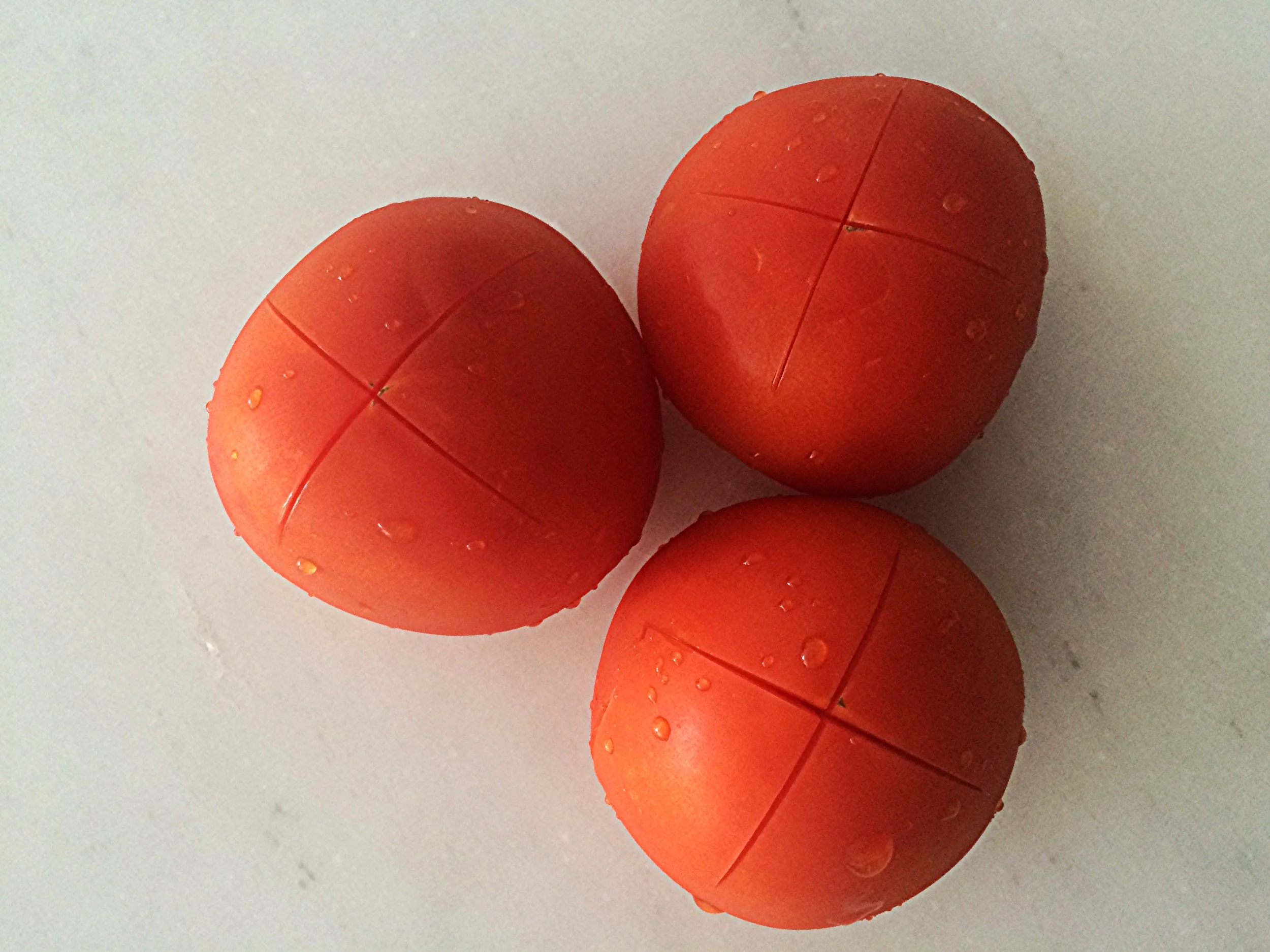 Coloque uma panela com água suficiente para cobrir os tomates para ferver. Lave os tomates e faça cortes em cruz na parte contrária à posição da coroa. 