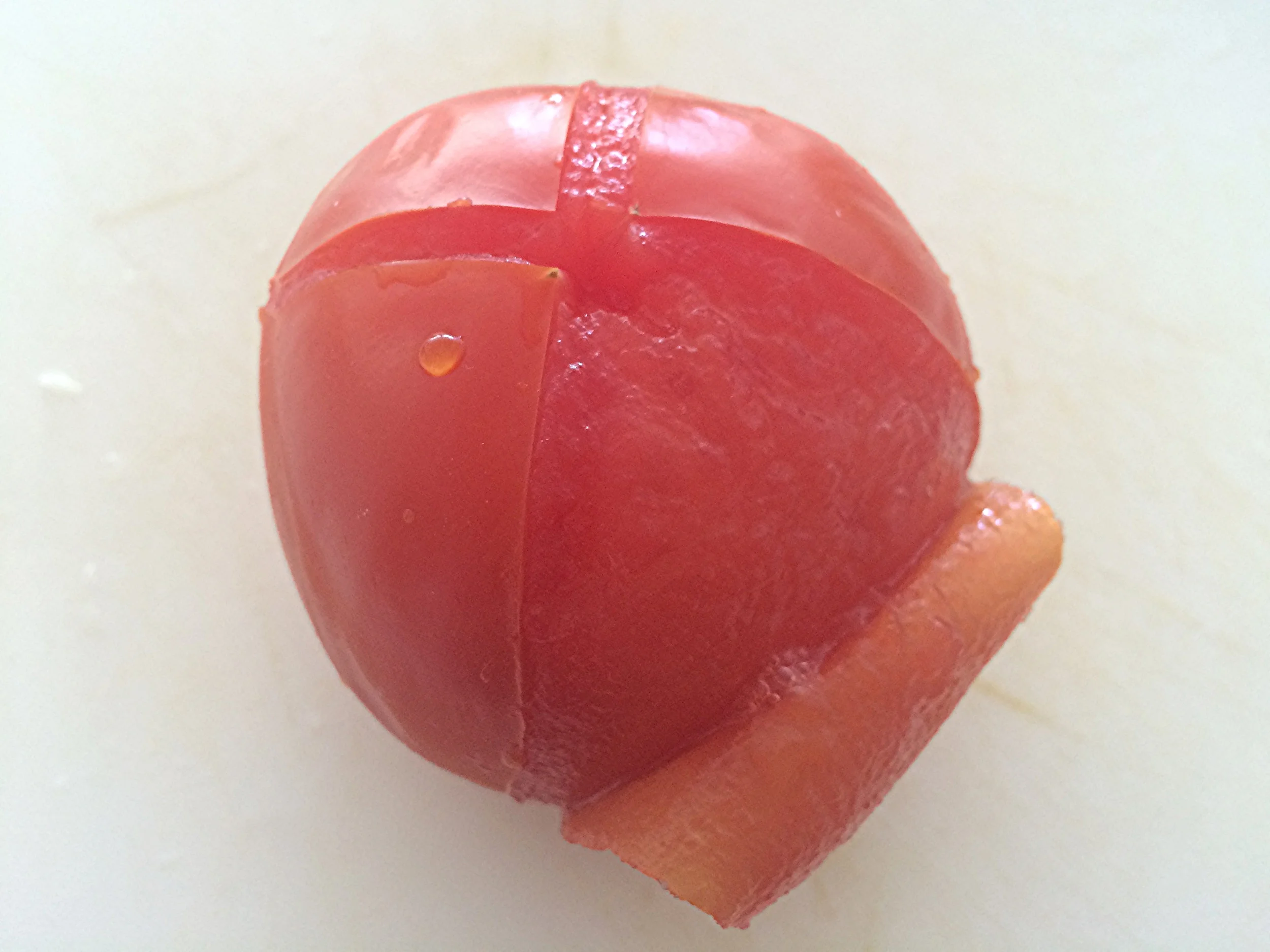 Retire a pele dos tomates, com cuidado para não amassa-los. 