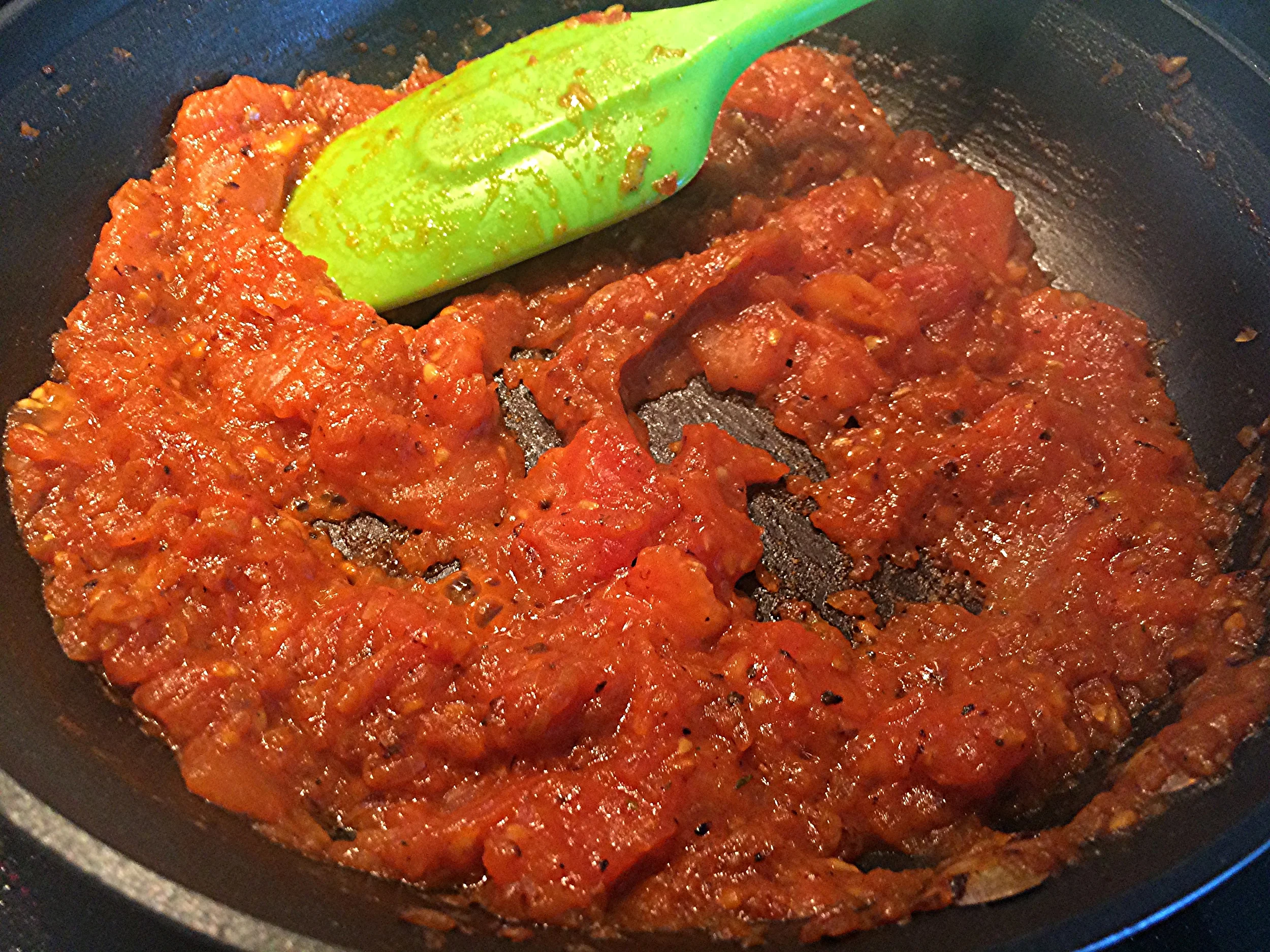 Cozinhe até que os tomates e a cebola se incorporem num molho espesso. Adicione um pouco do tomilho seco.
