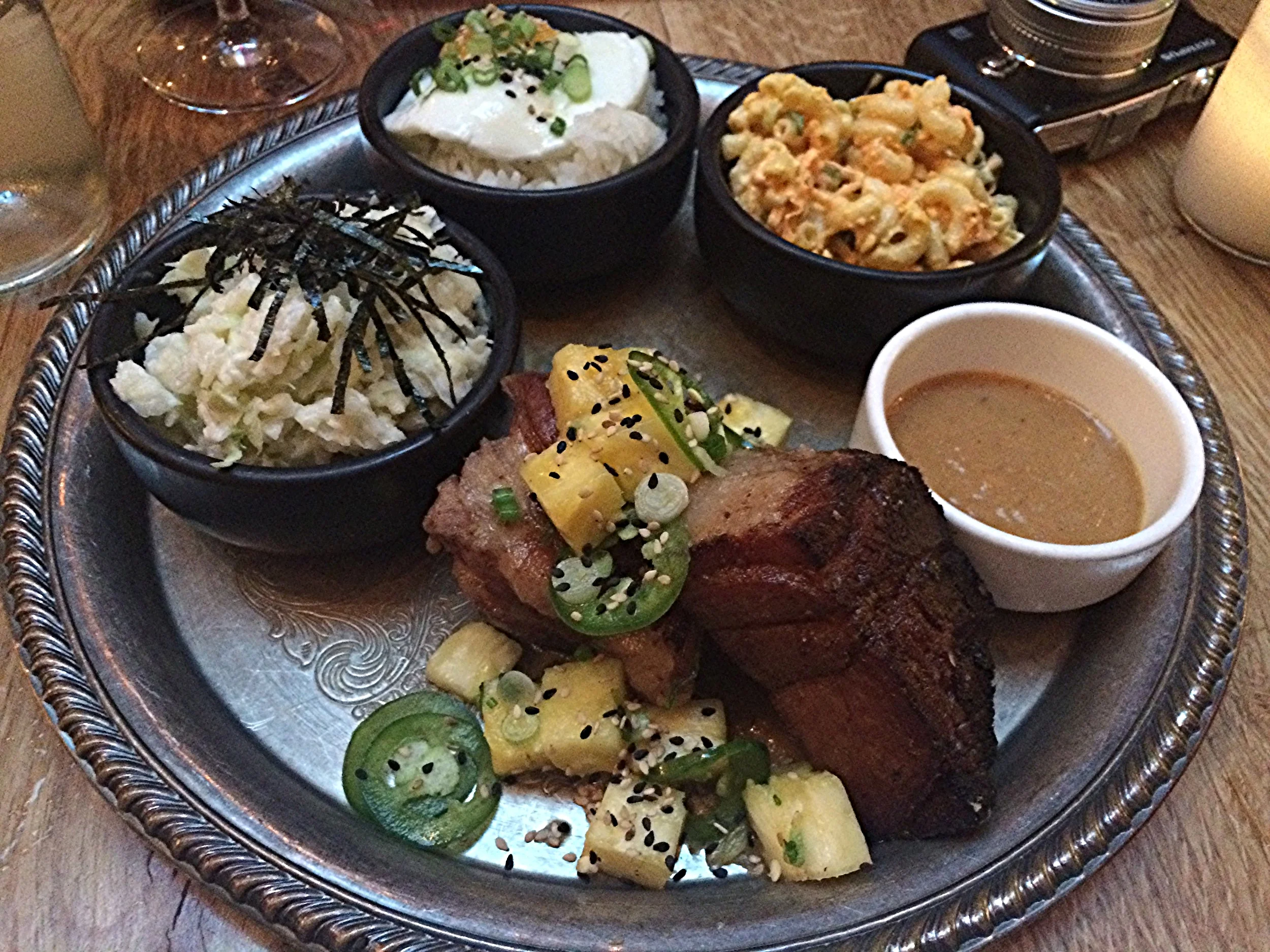 Este foi uma paleta desossada de porco super crocante por fora e desmanchando por dentro. Com um toque meio oriental-havaino, tinha abacaxi, Jalapeño , Mac&Cheese , Coleslaw com algas crocantes, arroz de coco com ovo frito e um molho indescritível à base de mostarda. No fim foi muito comida e eu dispensaria o macarrão. Acho que não faria falta nenhuma! 