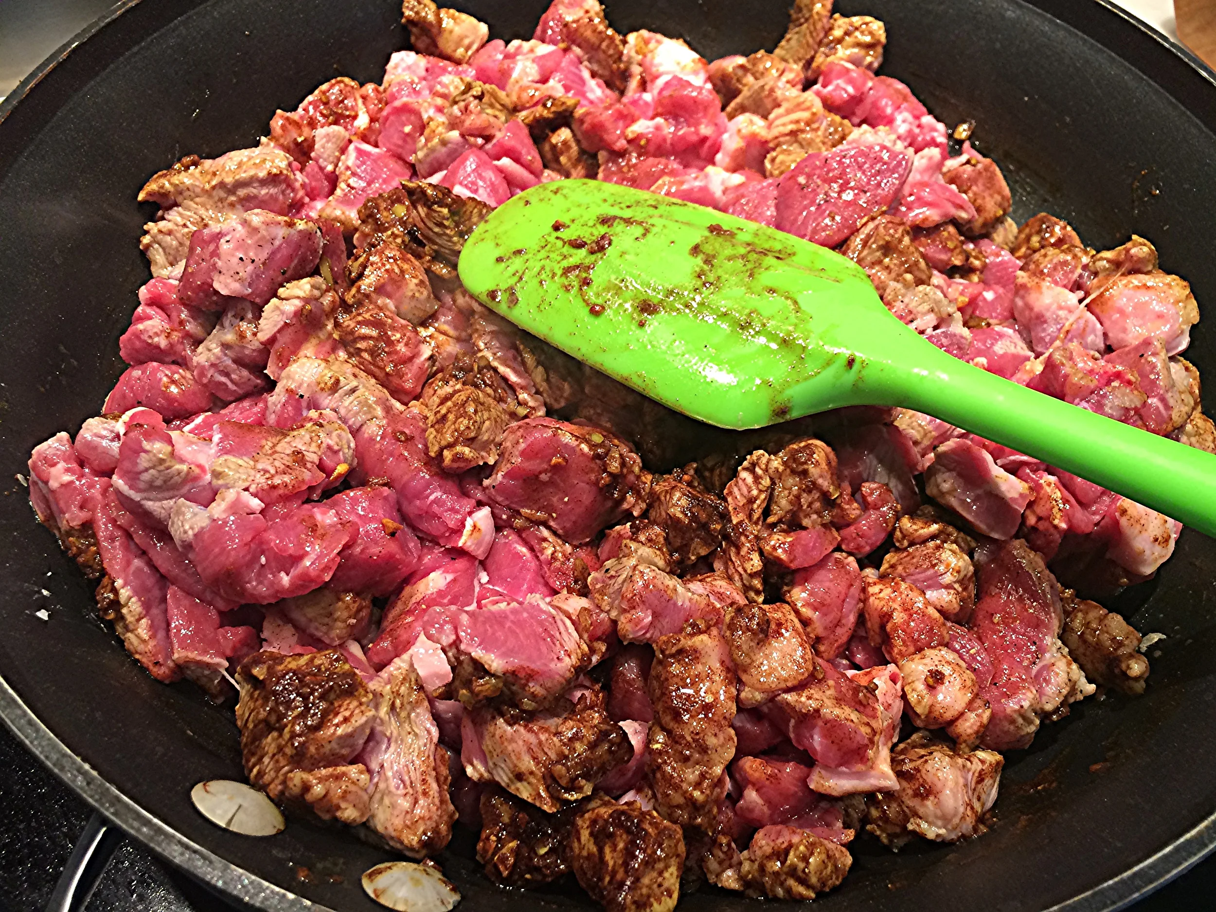 Junte a carne e sele-a na mistura de especiarias. Doure bem e deixe secar. 