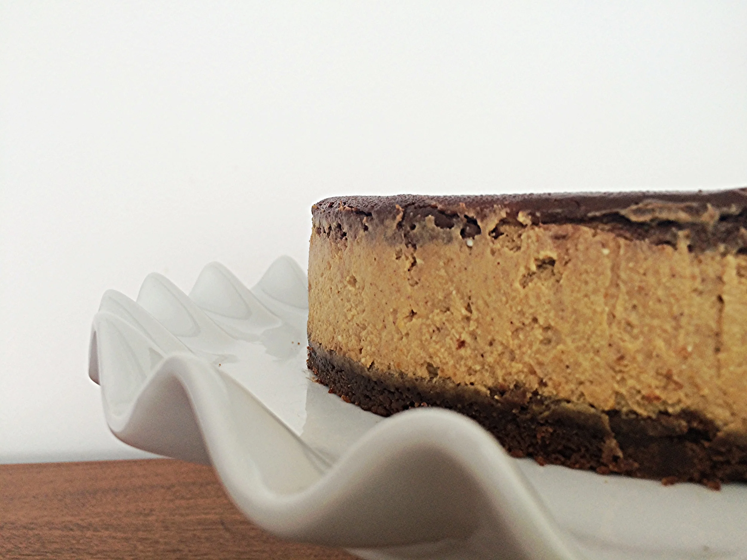Na receita original, recomendam que o bolo seja servido com chantilly. Eu servi só a cheesecake e acho que é suficiente! O sabor é incrível e, se você conseguir fazer um bom marmorizado, o visual também. 