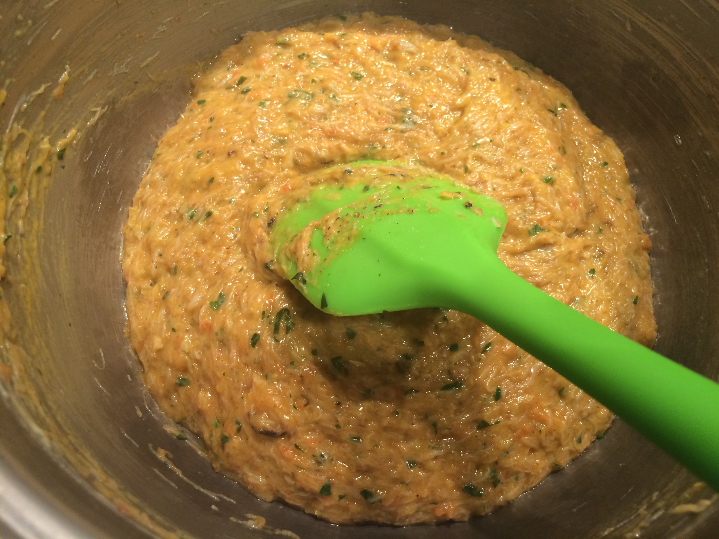 Retire do fogo e junte as gemas, mexendo sempre. Torne a levar ao fogo brando por mais 5 minutos. Adicione o creme de leite, o queijo ralado e a casinha picadinha. Adicione a carne de caranguejo e mexa por aproximadamente 10 minutos, ou até que a umidade extra que a carne trouxe para o creme desapareça. Junte a pimenta vermelha picadinha, o dendê e o leite de côco. Adicione o suco de limão, o coentro e cebolinha frescos picadinhos e ajuste o tempero com sal e pimenta. Desligue o fogo. Sirva numa panelinha com tampa e finalize com ervas frescas picadinhas por cima. 