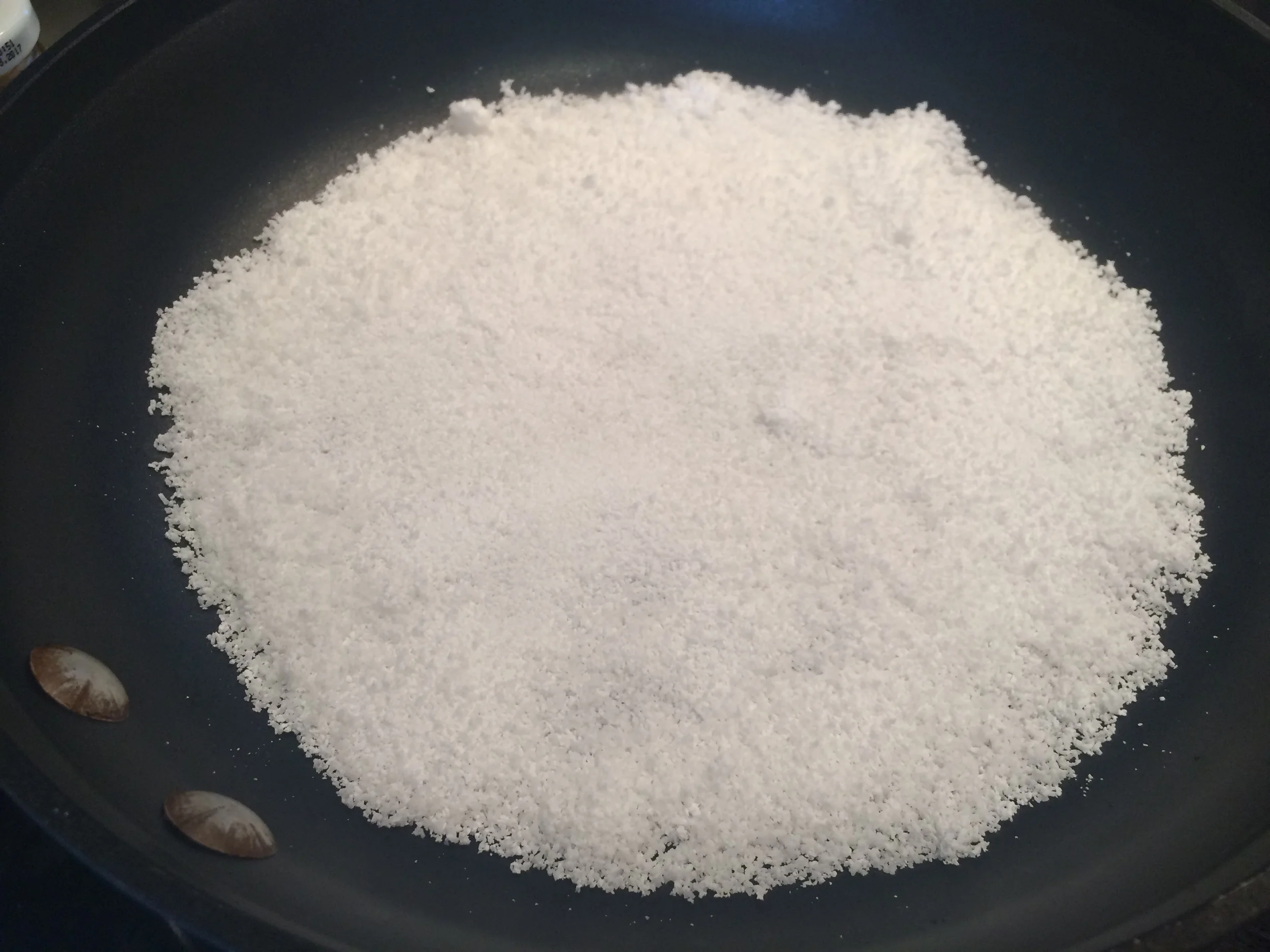 Uma vez atingido o ponto certo, passe-a por uma peneira fina. Aqueça uma frigideira de uns 20cm de diâmetro, distribuindo porções dessa farofa sobre o fundo quente. Assim que puder tocar a superfície da tapioca e sentir que está firme, mova a frigideira para que a tapioca se solte e vire-a para firmar o outro lado. Coloque-as umas sobre as outras numa tábua, até terminar a mistura de polvilho peneirada. Depois é só usar um cortador redondo de uns 8cm de diâmetro para fazer as tapioquinhas. O meu rendeu 4 tapioquinhas pra cada tapioca grande. 
