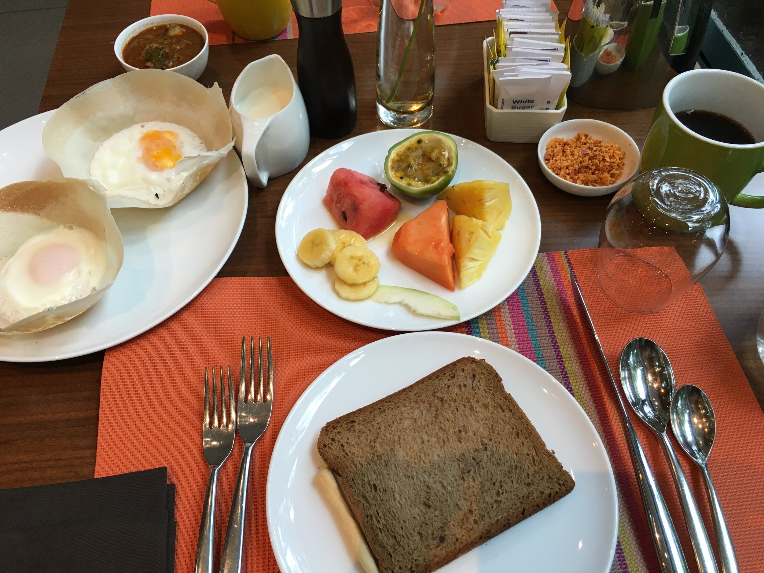 Meu primeiro café da manhã Cingalês. Frutas com gosto bem parecido com as do Brasil. 