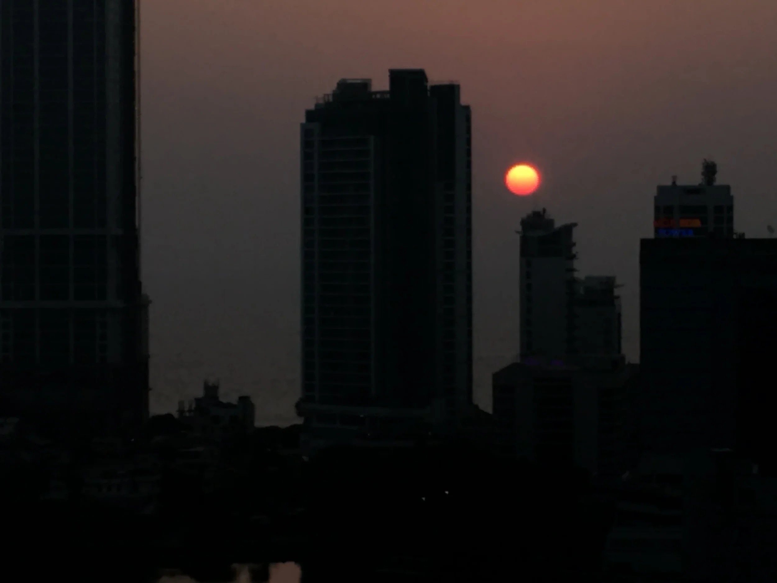 O sol, pondo-se no mar. 