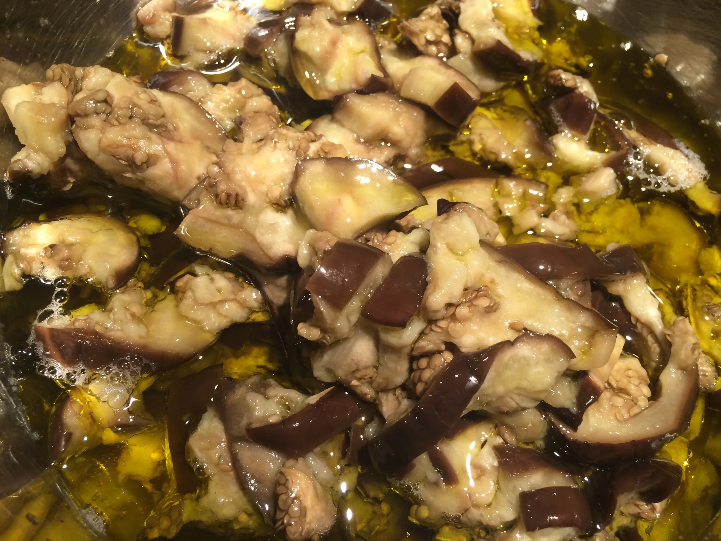 Agora é o momento de acrescentar os demais ingredientes. Misture todos os ingredientes picados primeiro e deixe os líquidos pra serem adicionados por último. Eu fiz ao contrário aqui e cheguei à conclusão de que é melhor deixar o óleo e o vinagre pro final. Castanhas, cebola, alho, ervas, pimenta, passas... Junte tudo no bowl e misture. Prove o sabor e corrija. Provavelmente não será necessário usar mais sal. Mesmo assim, prove para ter certeza. Você pode acrescentar o azeite e o vinagre na tigela e misturar, antes de colocar a mistura em vidros esterilizados (fervidos em água quente, a tampa também e secos naturalmente), ou você pode colocar camadas da mistura no vidro e ir adicionando os líquidos aos poucos, até completar o vidro. 