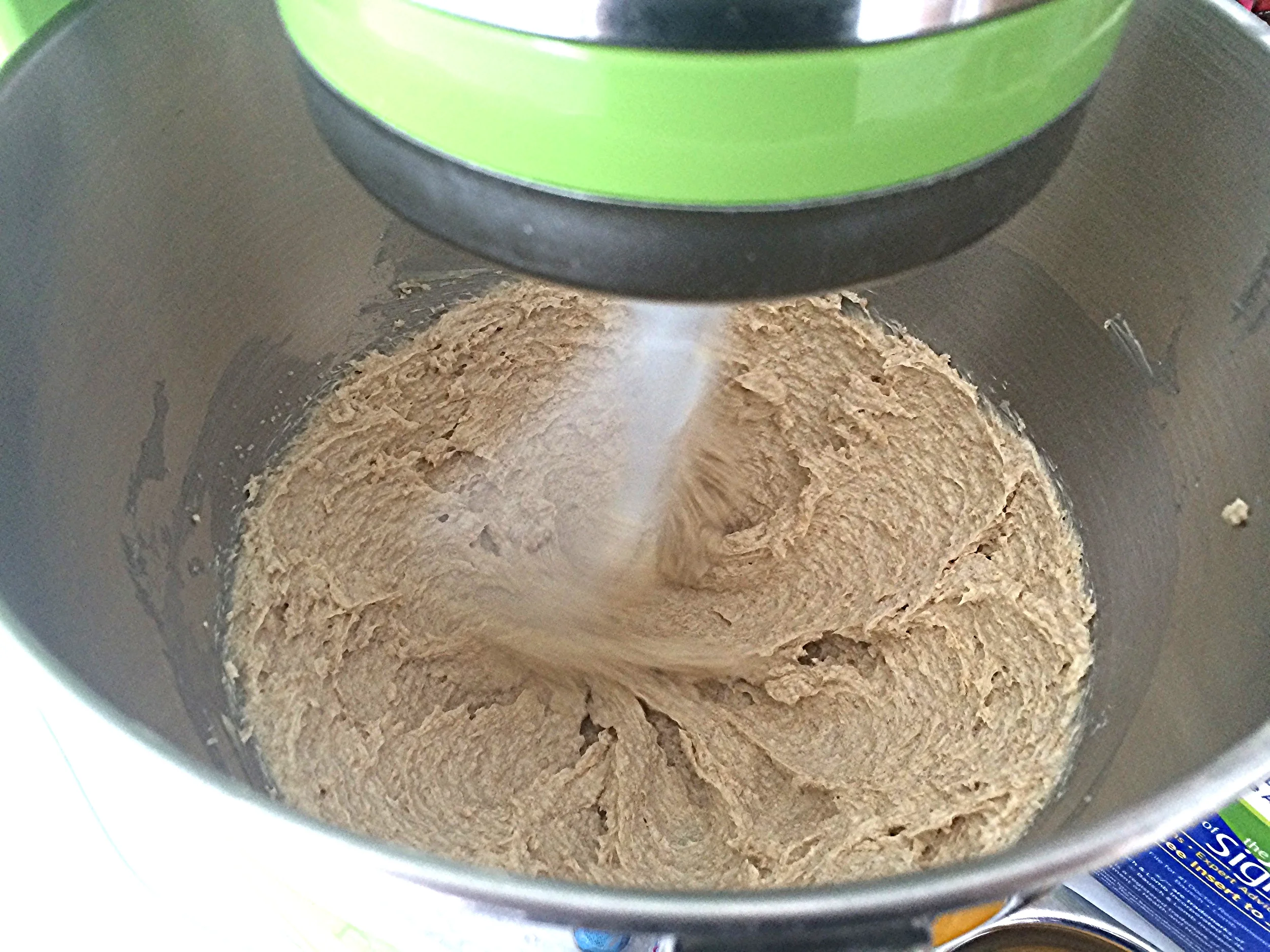 Combine a manteiga com os açúcares e leve à batedeira com o batedor raquete. Bata até que a mistura fique esbranquiçada e fofa. A minha não ficou tão esbranquiçada porque o açúcar que usei foi orgânico e não alvejado. A cor dele, como pode ser visto na mise en place logo acima desta foto, é creme, parecida com a do açúcar demerara. No lugar do demerara eu usei um mascavo que eu já tinha, que é diferente dos que temos no Brasil e não é tão forte no sabor.