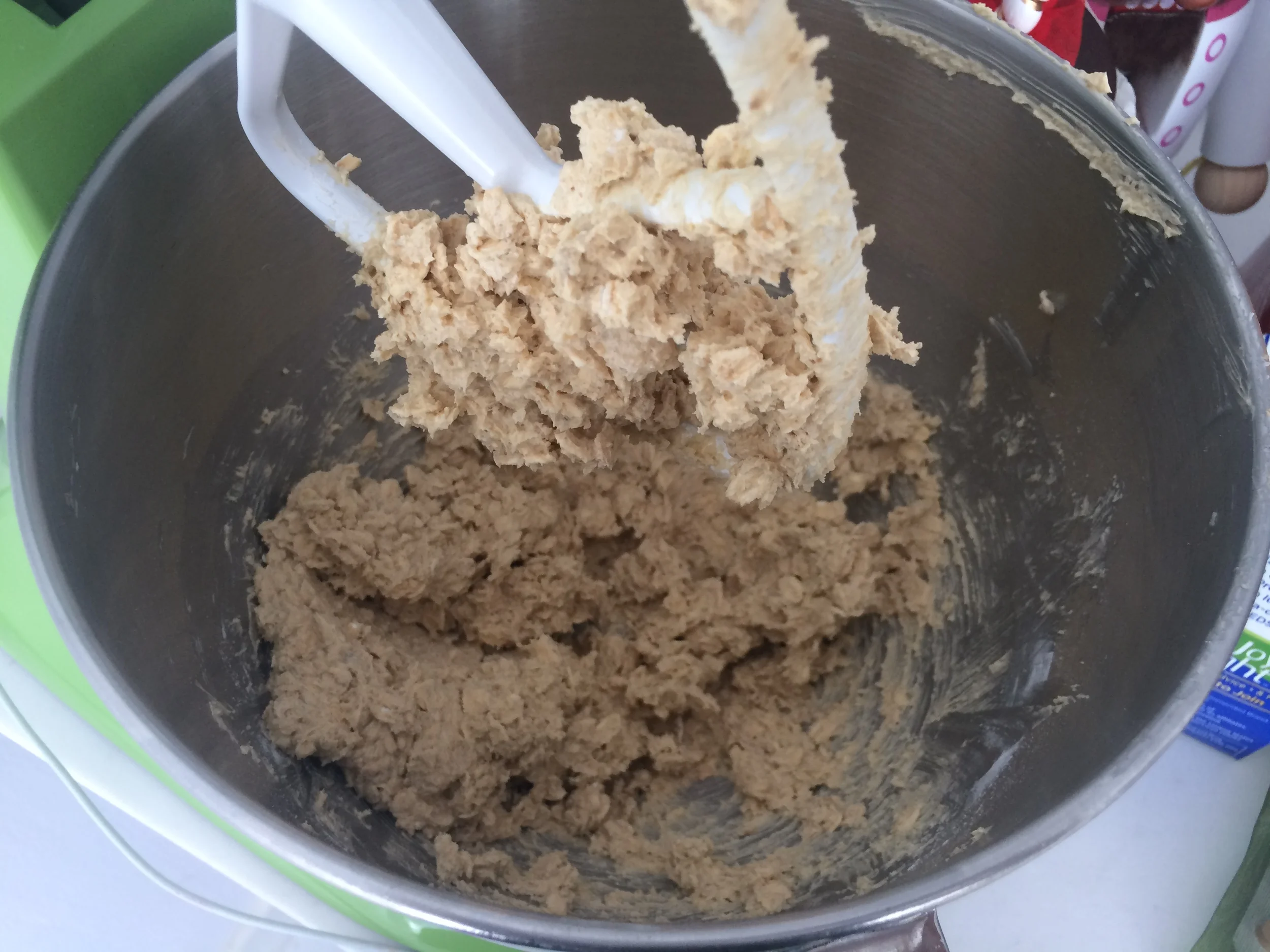 Ficará parecida com uma massa de cookie, só que mais mole e gordurosa.
