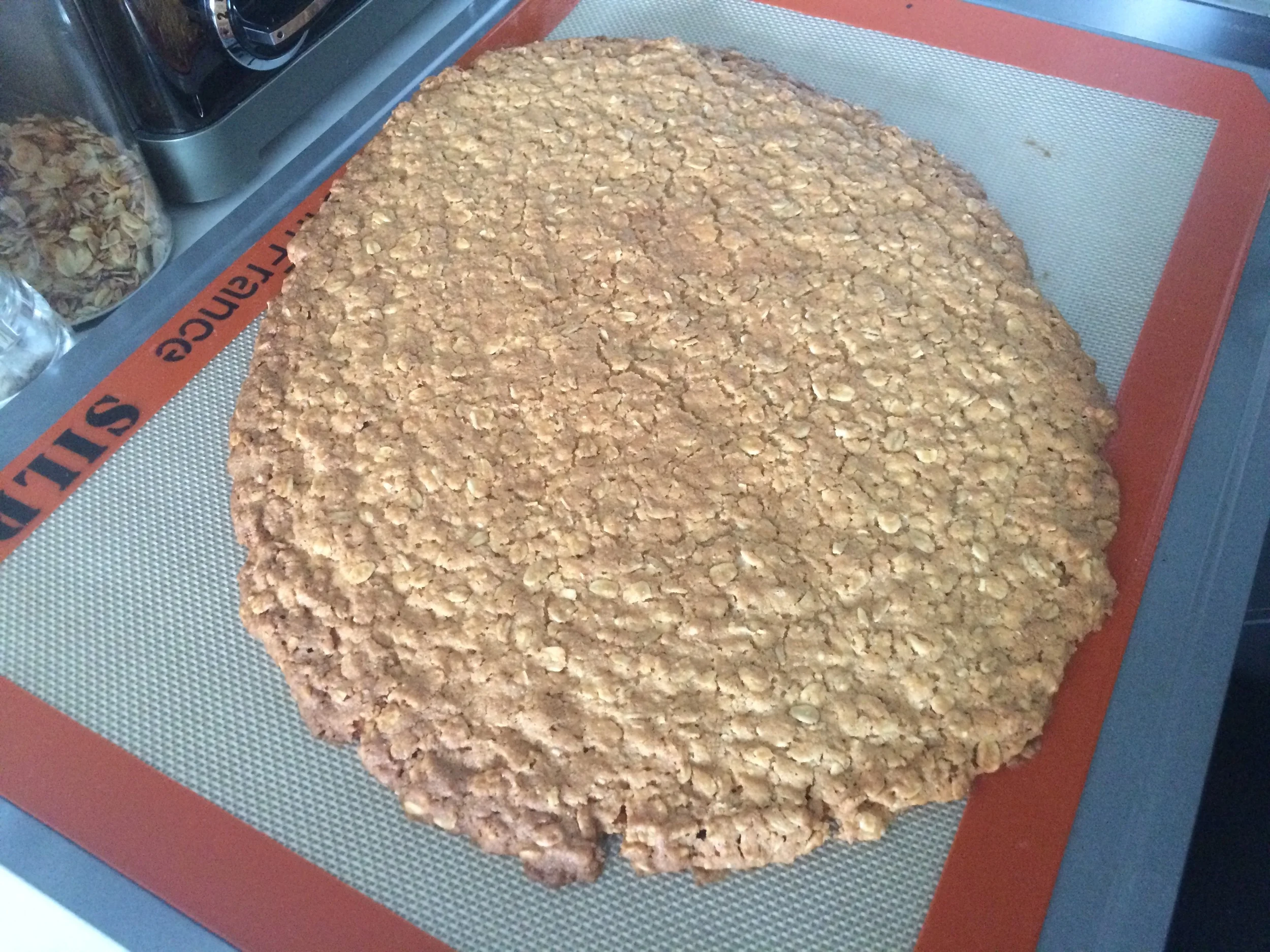 Asse por aproximadamente 15 minutos (dependerá do forno). O ponto é quando as bordas estiverem douradas, mas a massa ainda cede um pouco ao toque. Sua casa deverá estar cheirando a cookie!
