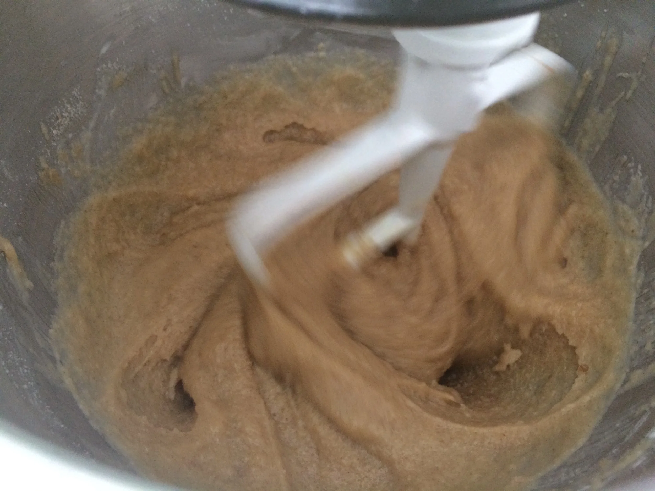 Adicione o creme de leite fresco e bata por mais uns 2 ou 3 minutos em velocidade baixa até que ele se incorpore na massa. É importante que a velocidade seja baixa porque você não quer fazer chantilly aqui. 