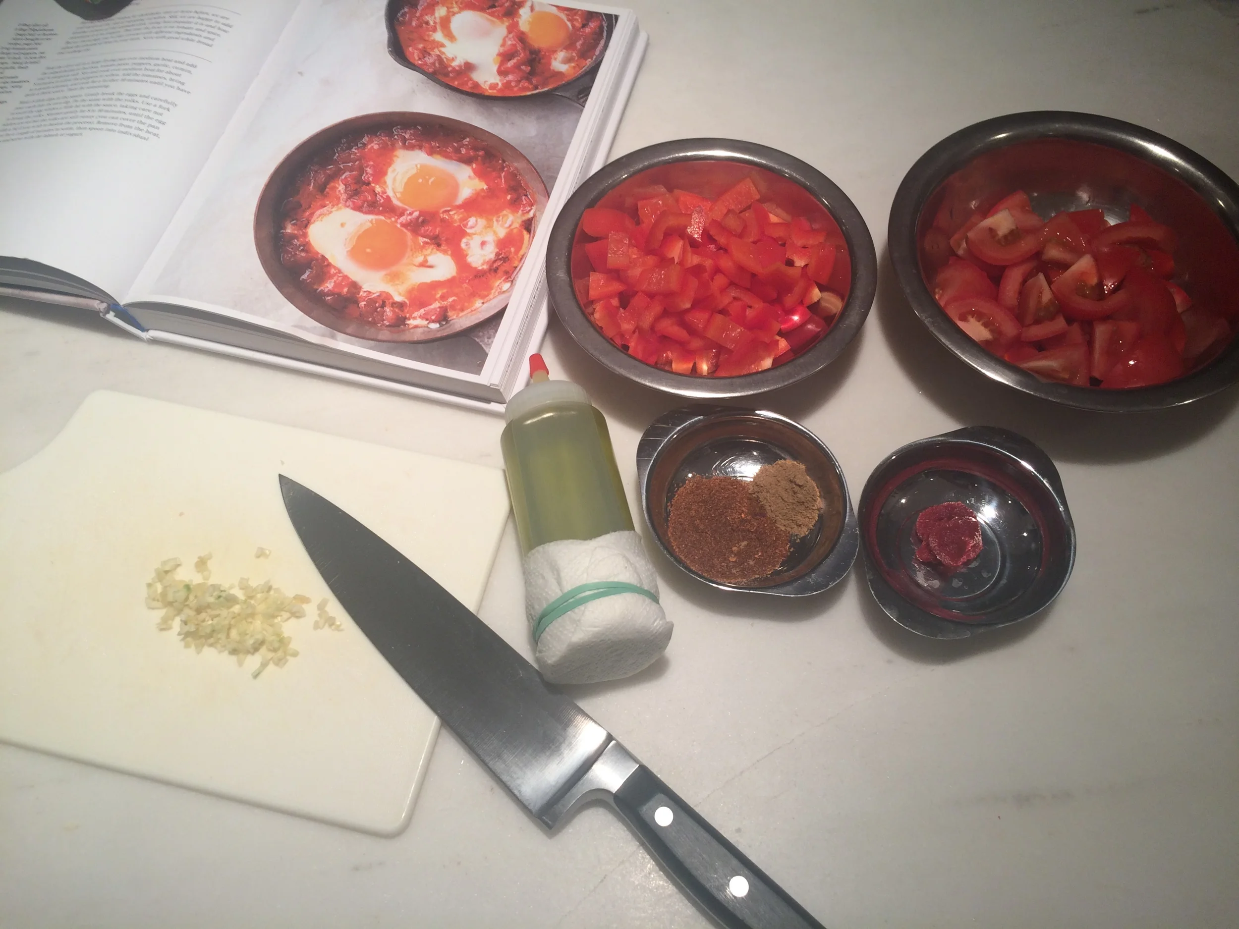 Você pode fazer a sua própria harissa em pasta, basta clicar na palavra dentre os ingredientes para assistir ao vídeo explicativo. Eu usei uma em pó que encontrei pronta. 