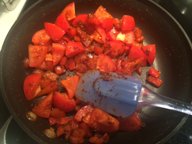 Adicione os pimentões picados, mexendo sempre em fogo baixo. Cozinhe até que os pedaços fiquem macios e quase se dissolvam. Adicione os tomates e continue em fogo baixo até que os tomares virem purê. 