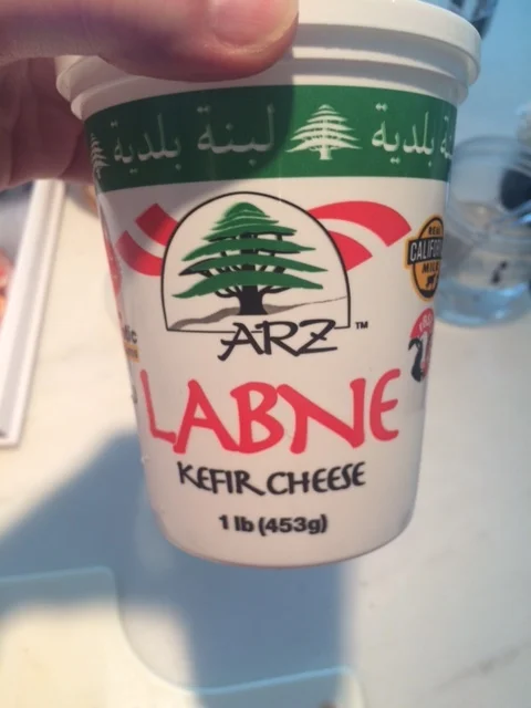 O labne é um queijo parecido com o Chanclish que temos abundantemente no Brasil. Mas este daqui é cremoso, como um iogurte. Você pode fazer um misturando um pouco de iogurte natural em chanchish ralado se quiser. ou pode tentar fazer o seu próprio labne em casa. 