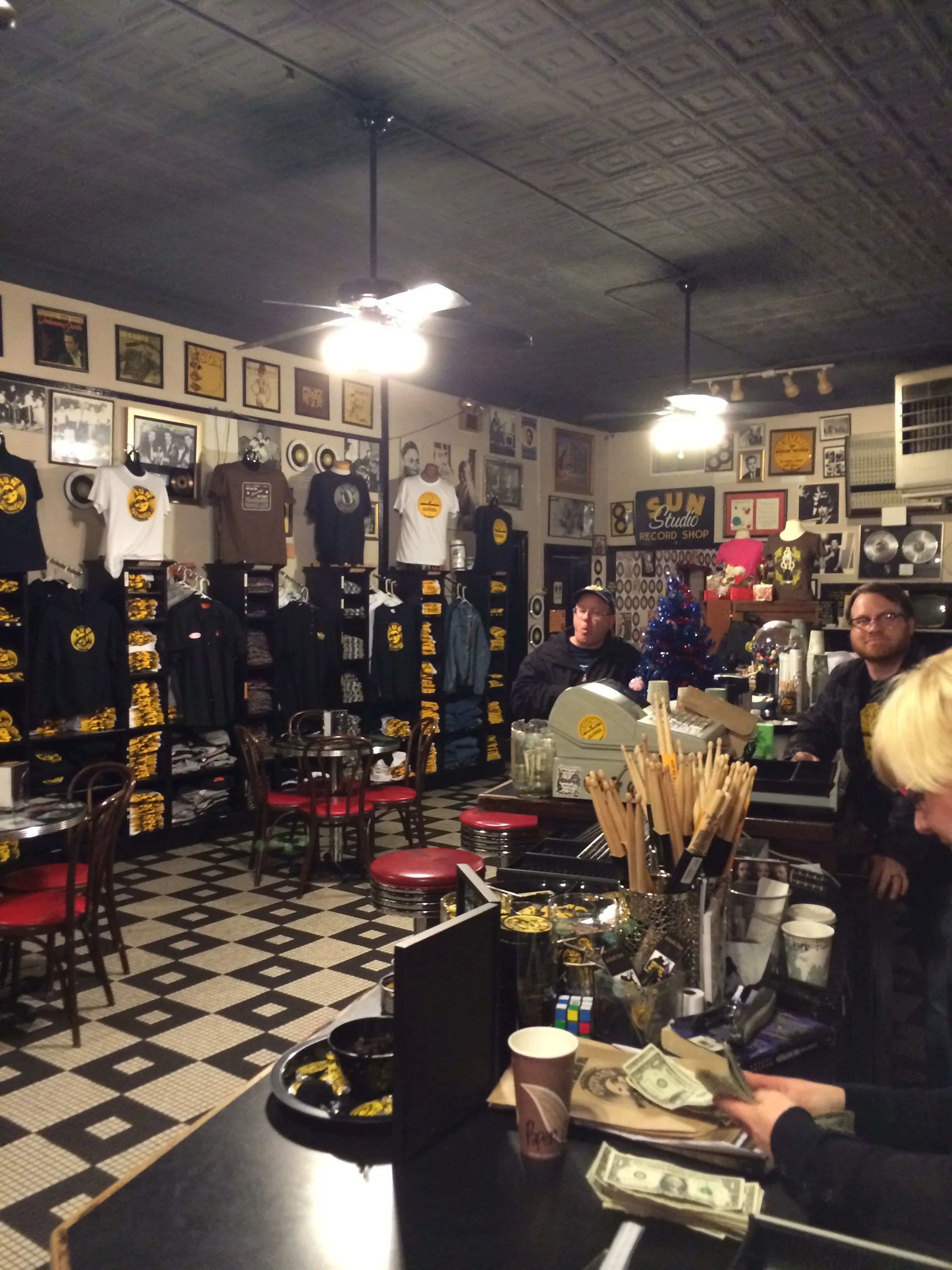A parte principal da Sun Studio que hoje funciona como um museu. Um lugar pra tomar um café ou uma cerveja e comprar souvenires . Não deixe de fazer o tour!!!
