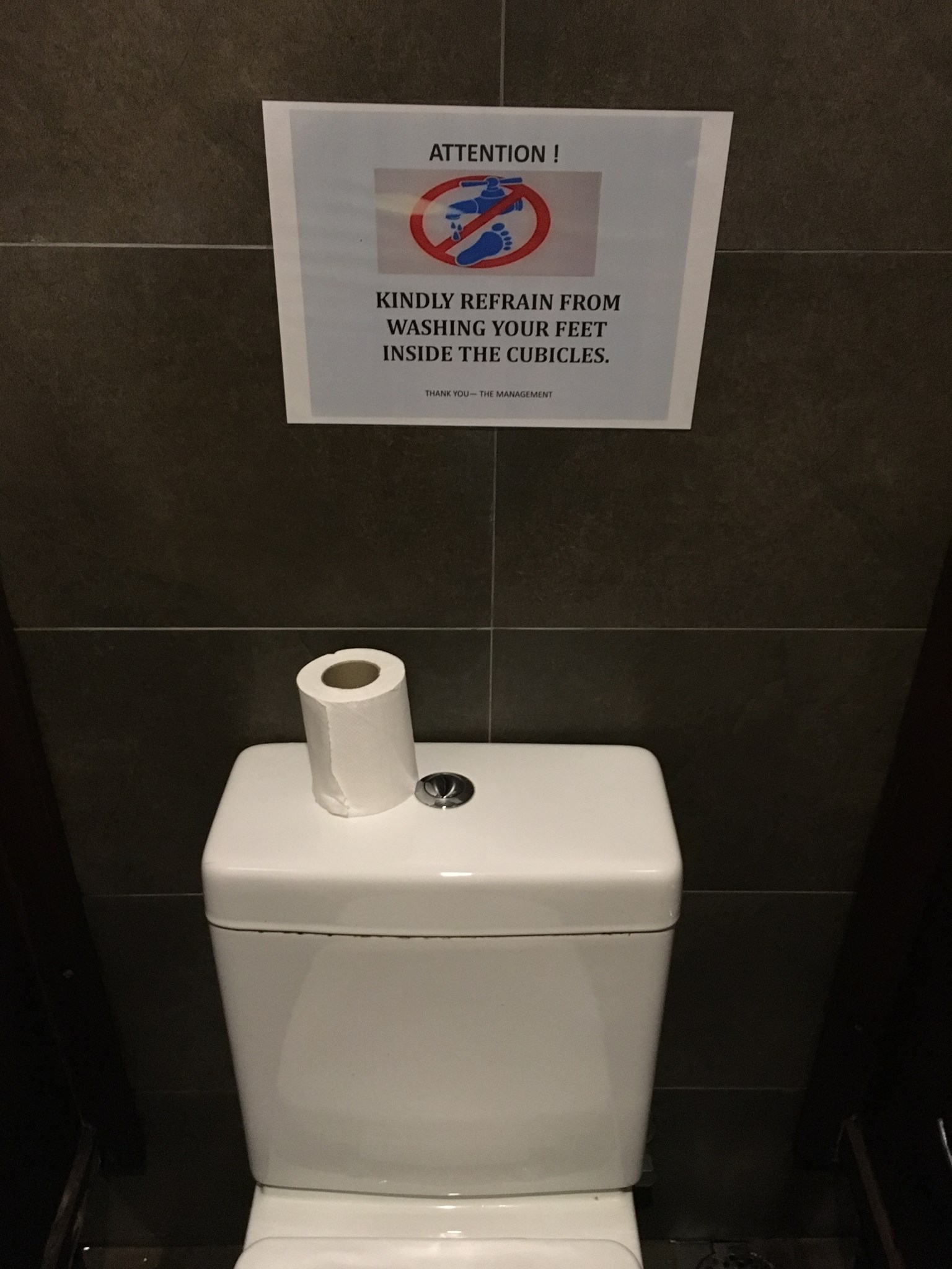 "Atenção: evite lavar seus pés no vaso sanitário."