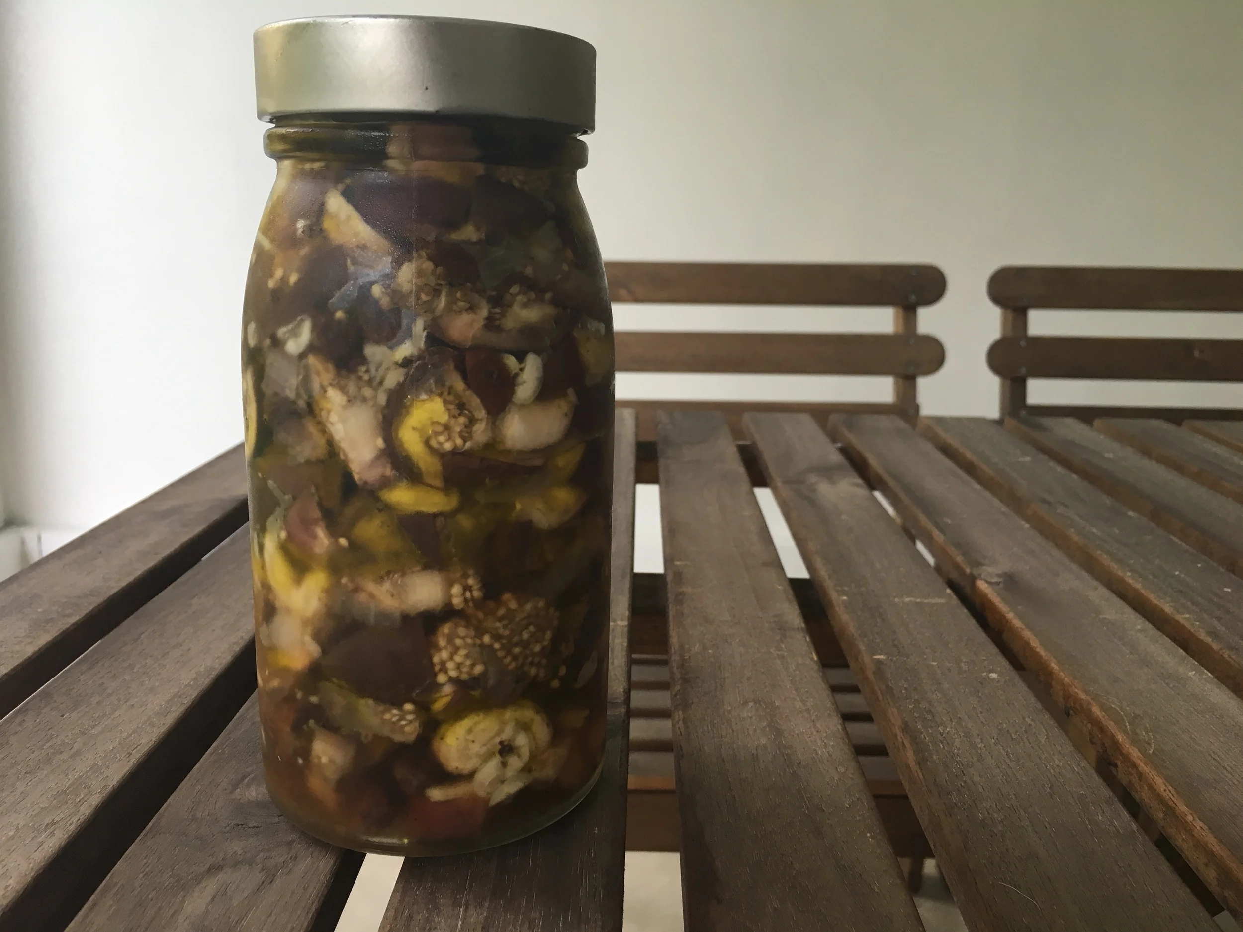 Aqui, a aparência do antepasto quando as camadas são feitas dentro do vidro, sem serem misturadas com os líquidos no bowl . O sabor será o mesmo. A escolha é sua! 