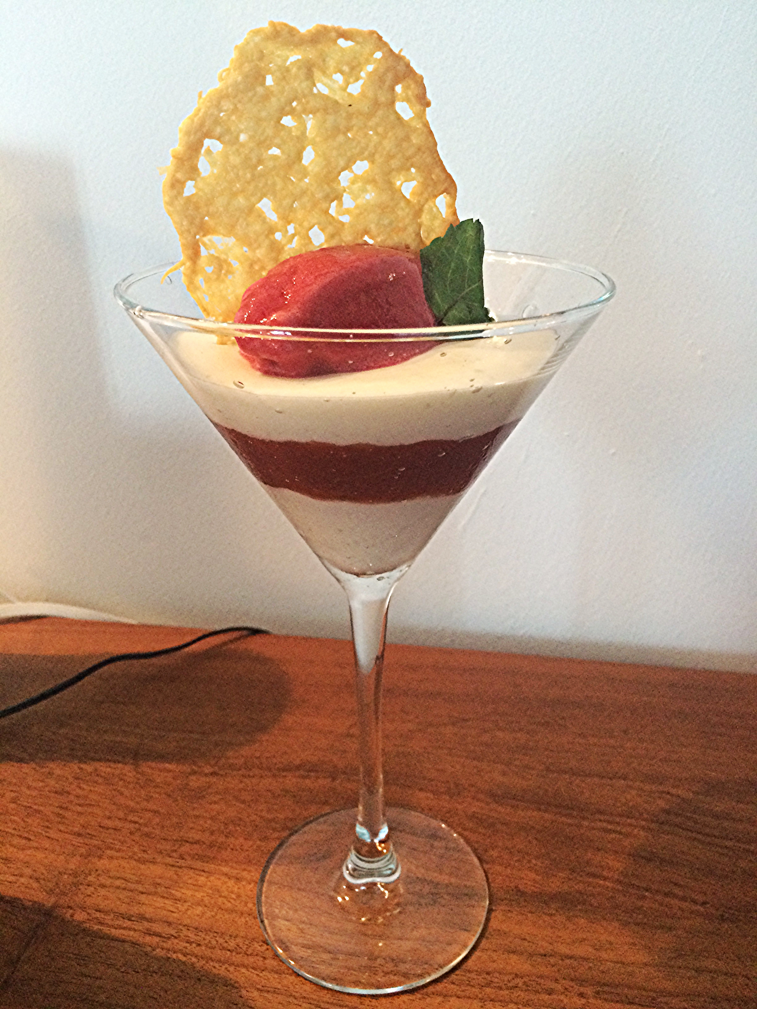 Eu tinha um sorbet de frutas vermelhas na geladeira e resolvi usá-lo na decoração. É totalmente opcional