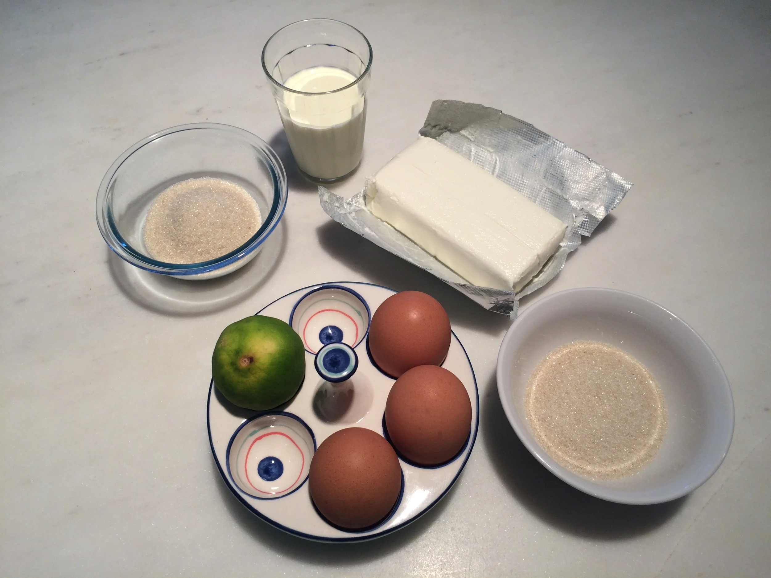Ingredientes: 226g de cream cheese 50g de açúcar refinado (1) 1 limão (suco e raspas) 3 claras 50g de açúcar refinado (2) 100ml de creme de leite fresco 125g de goiabada cascão 125ml de água 100g de queijo parmesão ralado Modo de preparo: