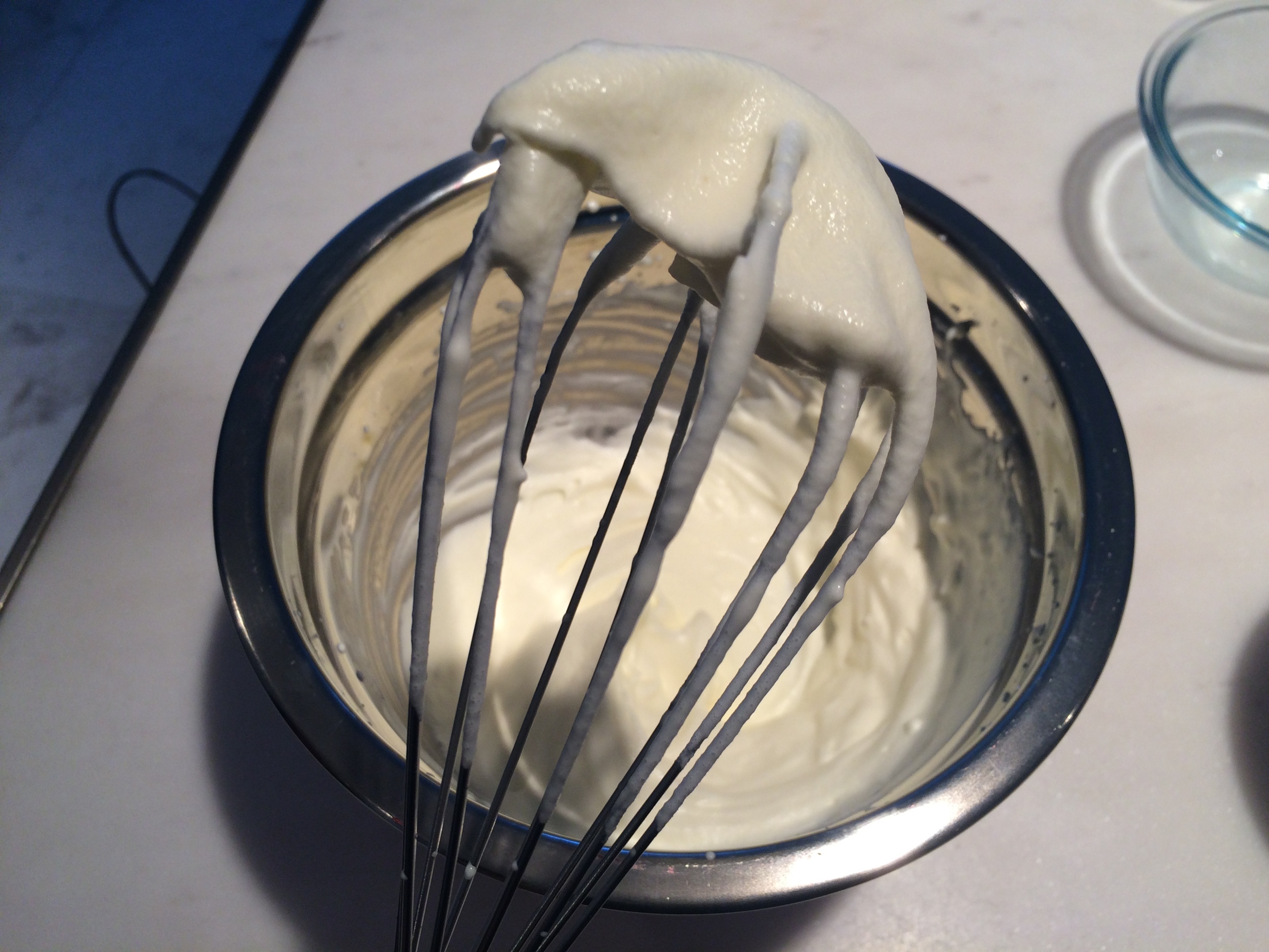 Numa outra tigela, bata à mão o creme de leite a meio ponto. Quando o chantilly ainda está mole, mas já fica preso na ponta do fouet , como na foto. 