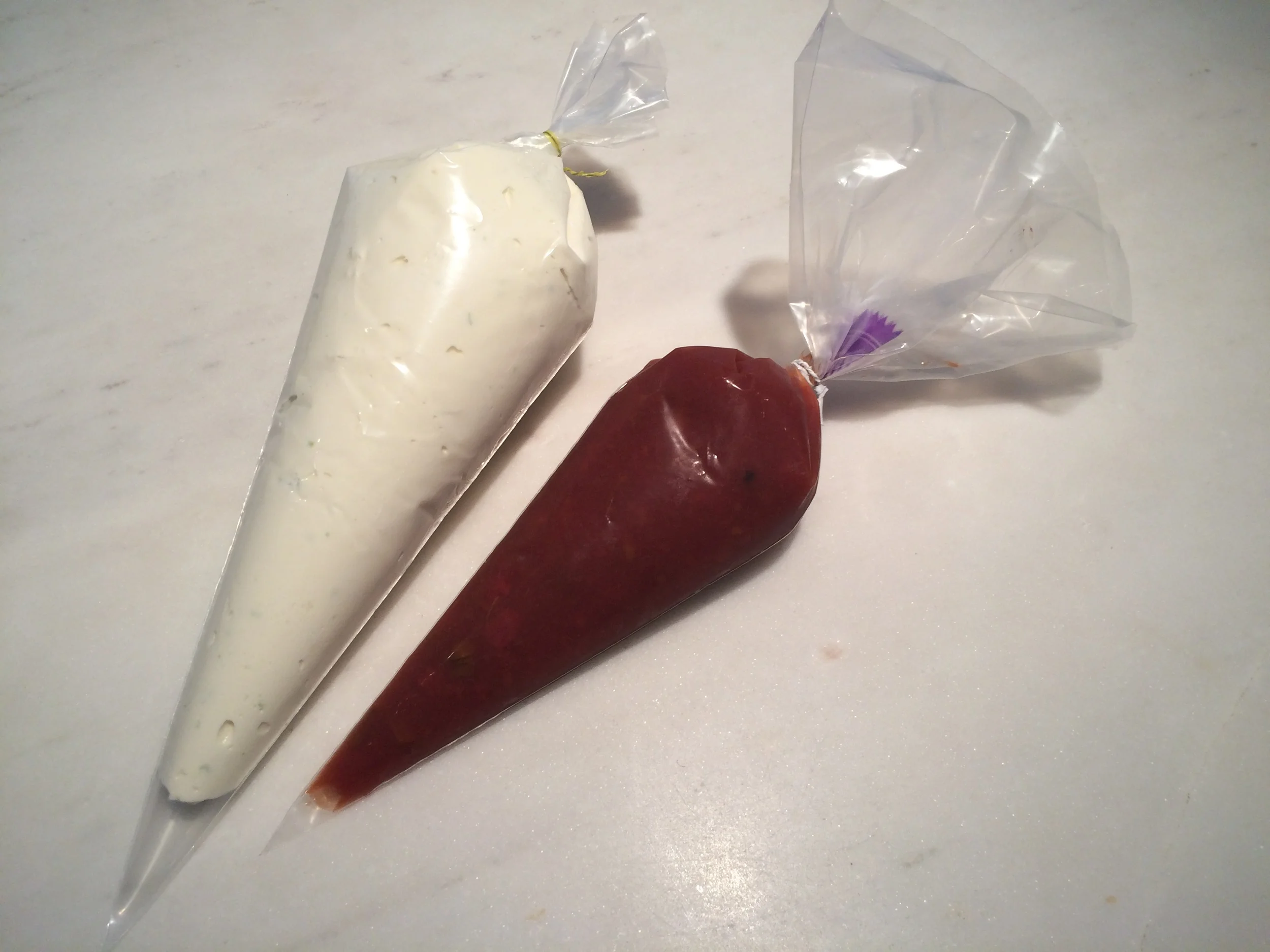 Para montar o doce, escolha o copo de sua preferência e intercale as camadas. A primeira de creme dequeijo, a intermediária de doce de goiaba e a última de creme de queijo novamente. Assim, o doce não fica muito enjoativo e ainda fica bem bonito. Leve os copos à geladeira e deixe-os passar a noite lá. Este doce é melhor servido geladinho.