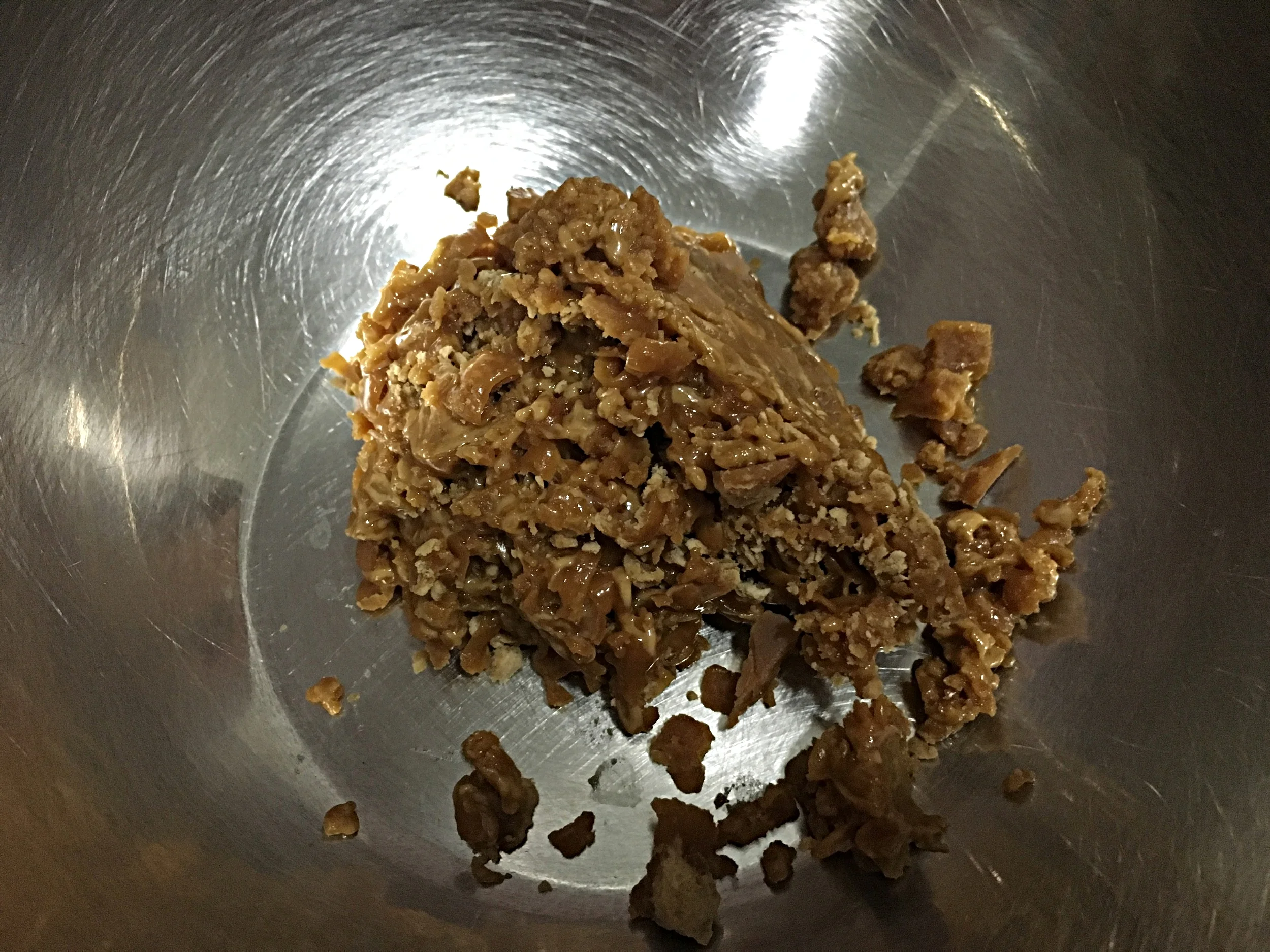 Rale ou triture a rapadura de modo que ela fique com uma apresentação parecida com a do açúcar mascavo. 