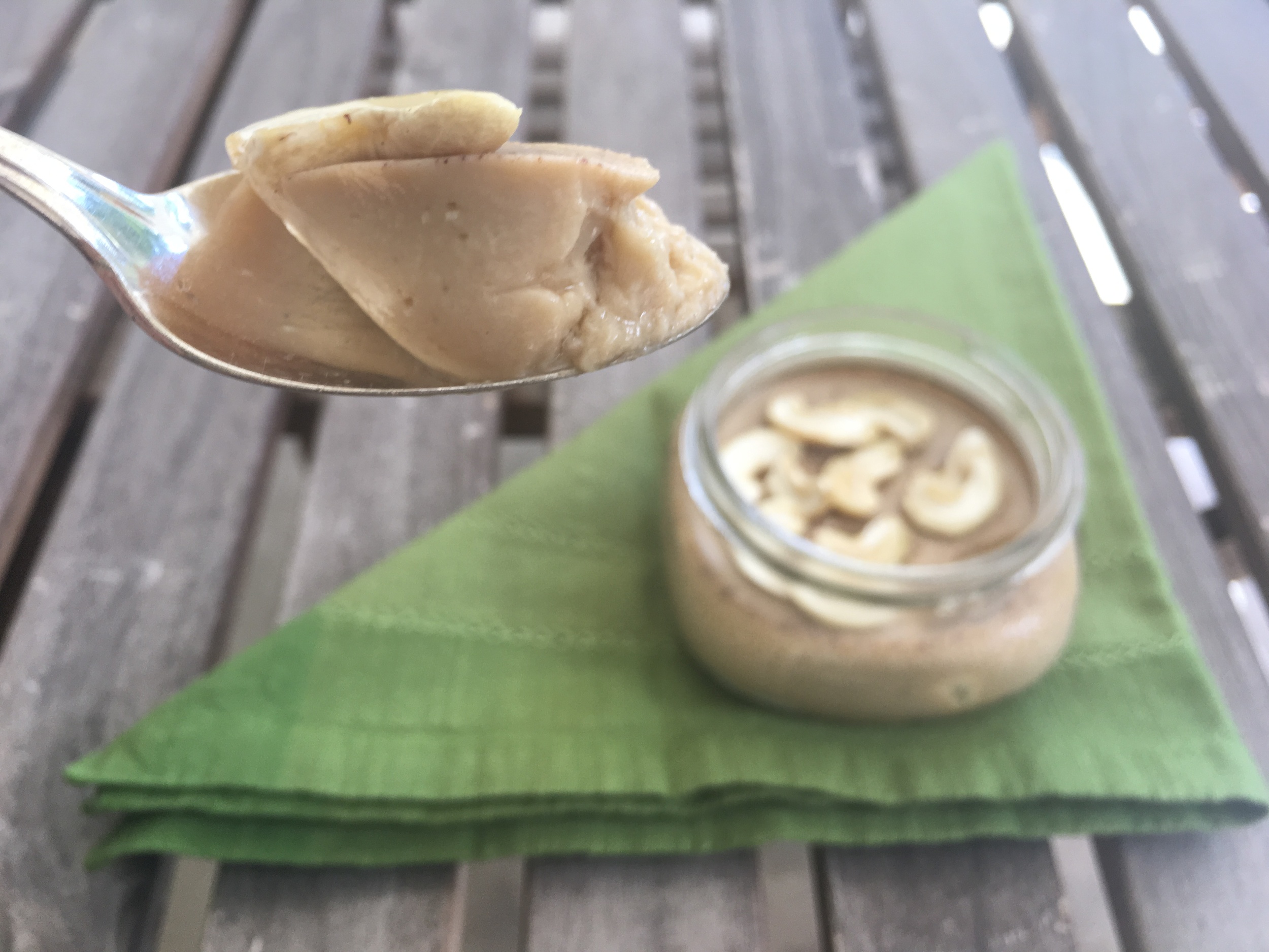 Não é preciso fazer calda. Como é um pudim de corte, normalmente serve-se em pedaços quadrados como na foto mais acima. Adicione algumas castanhas de caju picadas por cima do pudim assado antes de servir. Se decidir servi-lo em potinhos individuais, pode servir morno, é bem gostoso assim. Para servir cortado, melhor gelado pra dar mais firmeza. 
