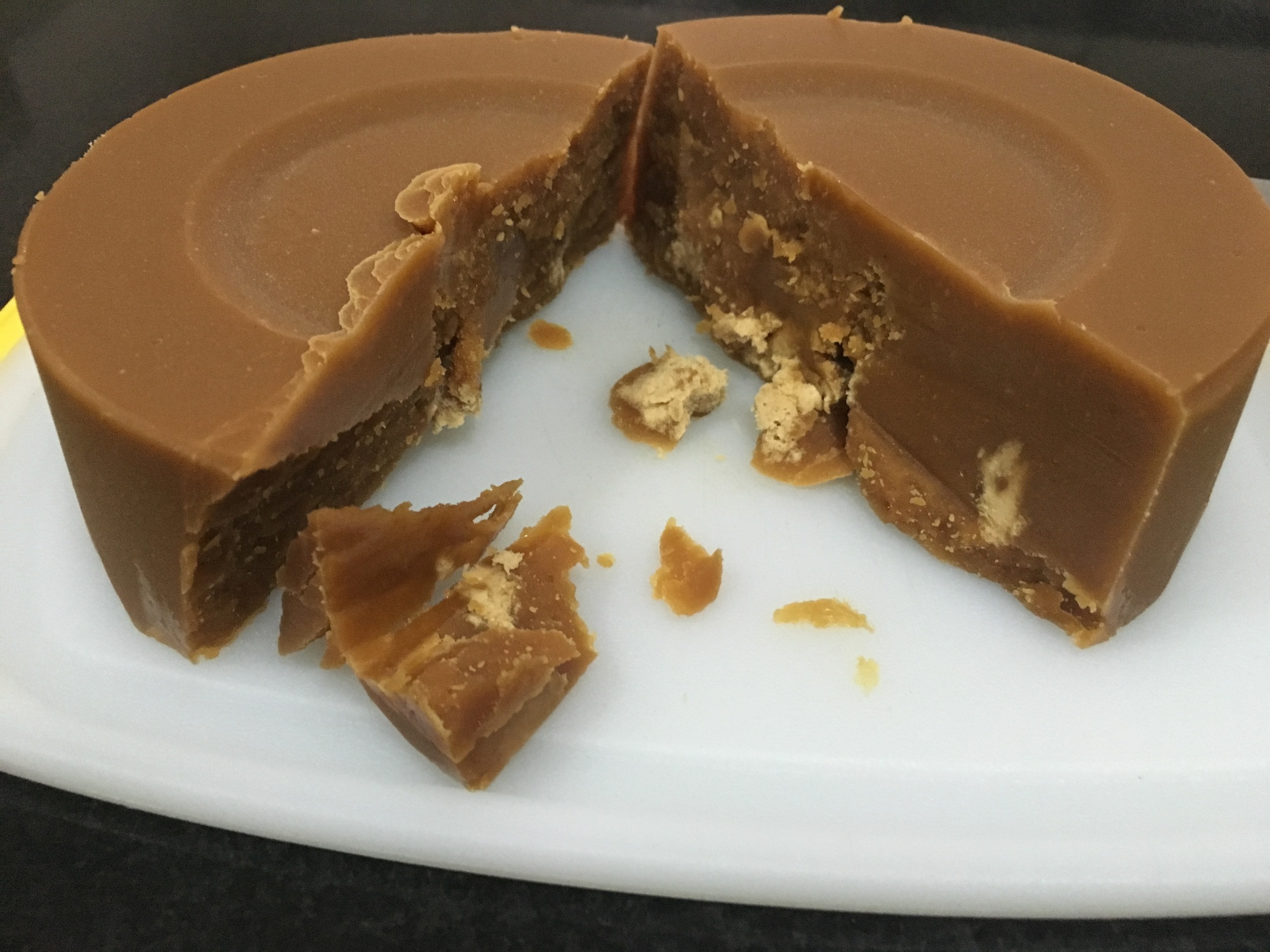 Parece doce de leite de corte, mas é um tipo de rapadura. Há várias marcas de jaggery na praça, esta é a primeira que uso que tem esta aparência mais densa e úmida. Normalmente eles são quebradiços e porosos como um tijolo de rapadura. Mas o sabor é o mesmo para todos os tipos. Forte como açúcar mascavou ou rapadura.