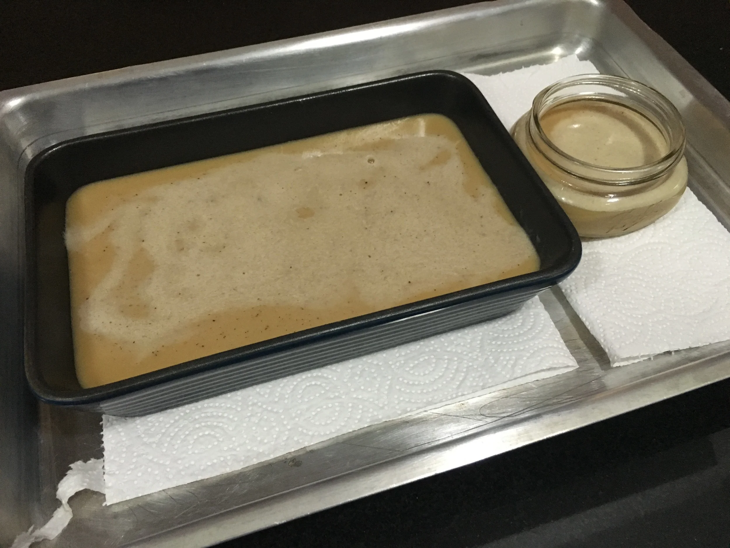 Verta a mistura numa forma retangular ou num ramekin grande untados com um pouco de manteiga. Espere a espuma ficar toda a superfície e retire-a com uma colher. 