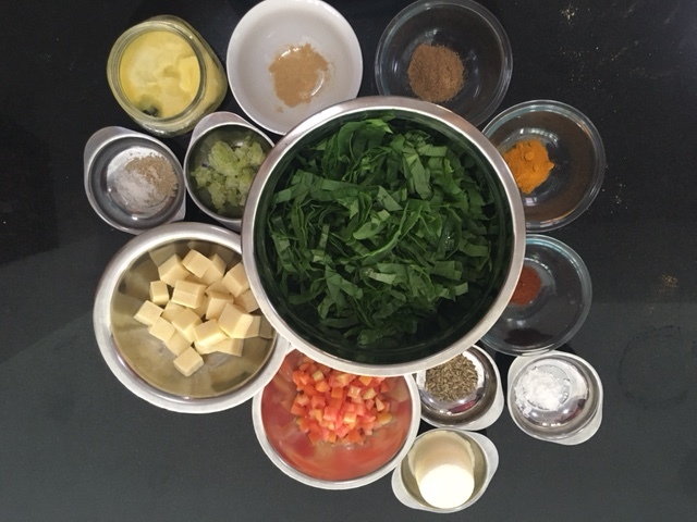 Tenha sempre todos os ingredientes já preparados e porcionados antes de começar uma receita. Isso costuma tomar mais tempo que o de preparo da refeição, mas organiza tudo e te salva de perceber que falta algum ingredientes fundamental já no meio da execução da receita. 