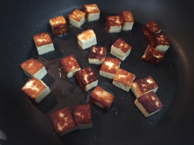 Comece dourando o queijo cortado em cubos em um pouco de ghee derretido. Este passo é opcional e a maioria dos pratos que já comi levam o paneer sem dourar e imerso em água previamente para hidratar. Eu gosto dele lindo, tostado e crocante. Qualquer dúvida, veja este vídeo aqui (em inglês indiano) para prepará-lo à maneira tradicional.