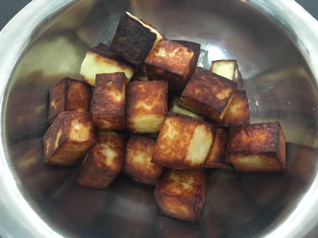 Vire os cubos de queijo até que todos os lados fiquem dourados e reserve. 