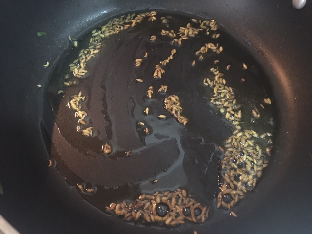 Usando a mesma panela, um pouco mais de ghee e coloque as sementes de cominho. Deixe-as começarem a pipocar antes de adicionar as outras especiarias.
