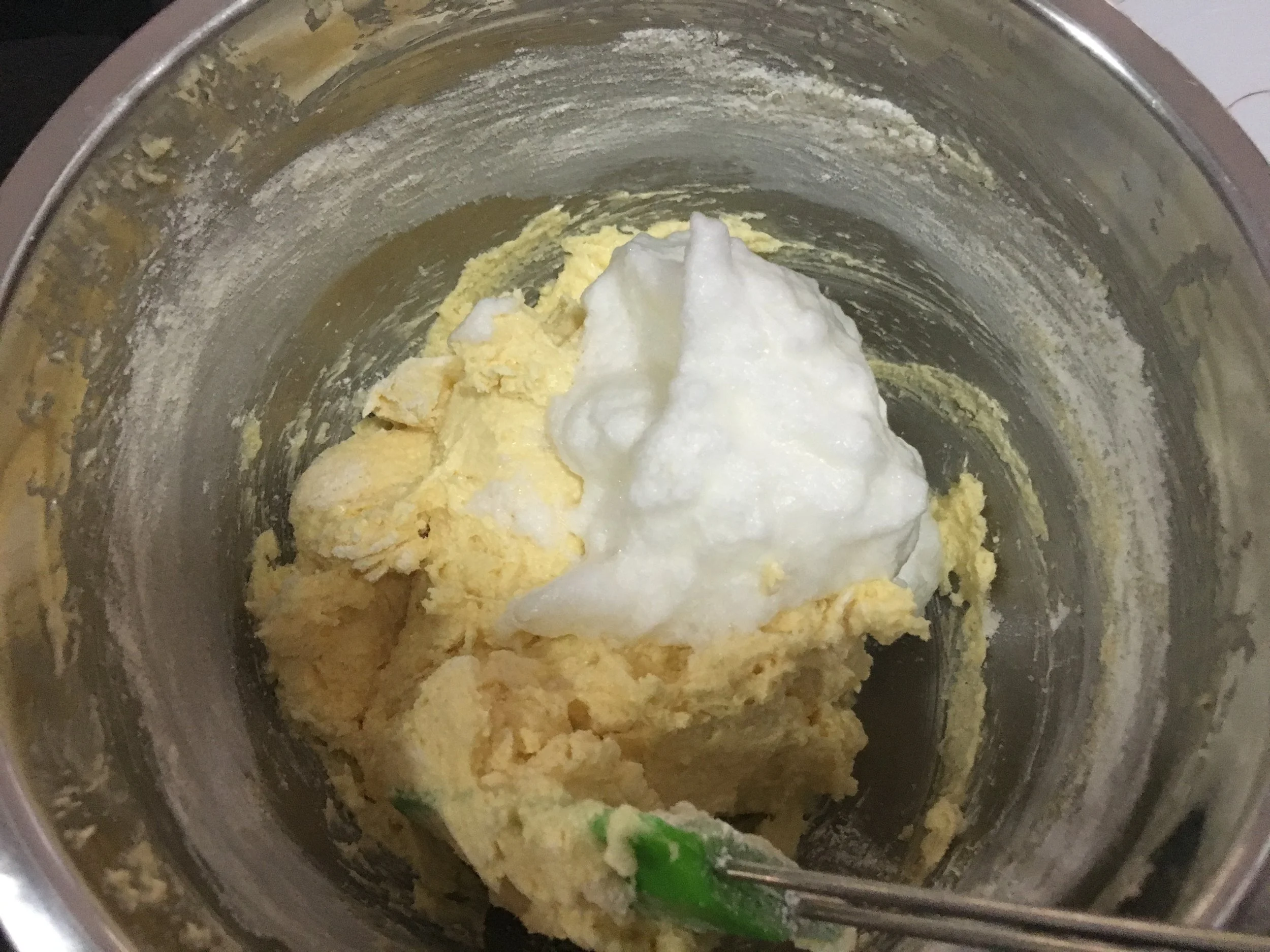 Junte 1/3 da farinha peneirada com o sal e o fermento em pó e misture até incorporar. Adicione 1/3 das claras e misture suavemente. Não precisa incorporar tudo pra adicionar o segundo terço da farinha. Junte mais 1/3 das claras e mexa com movimentos de baixo pra cima. Adicione o último terço de farinha e depois de mexer um pouco, o último terço das claras em neve delicadamente à massa. 