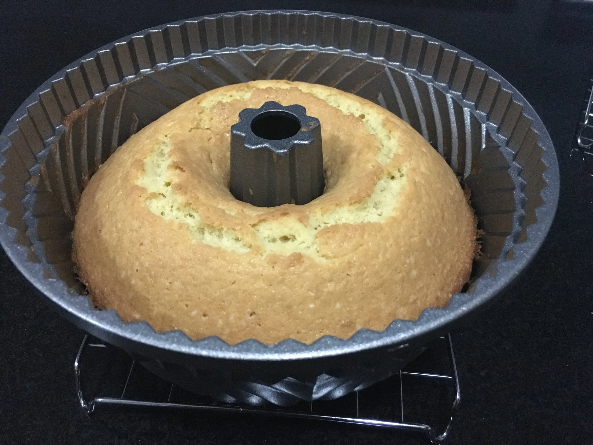 Leve ao forno até que fazer o teste do palito. Mesmo assim ele cresceu bastante no centro. 