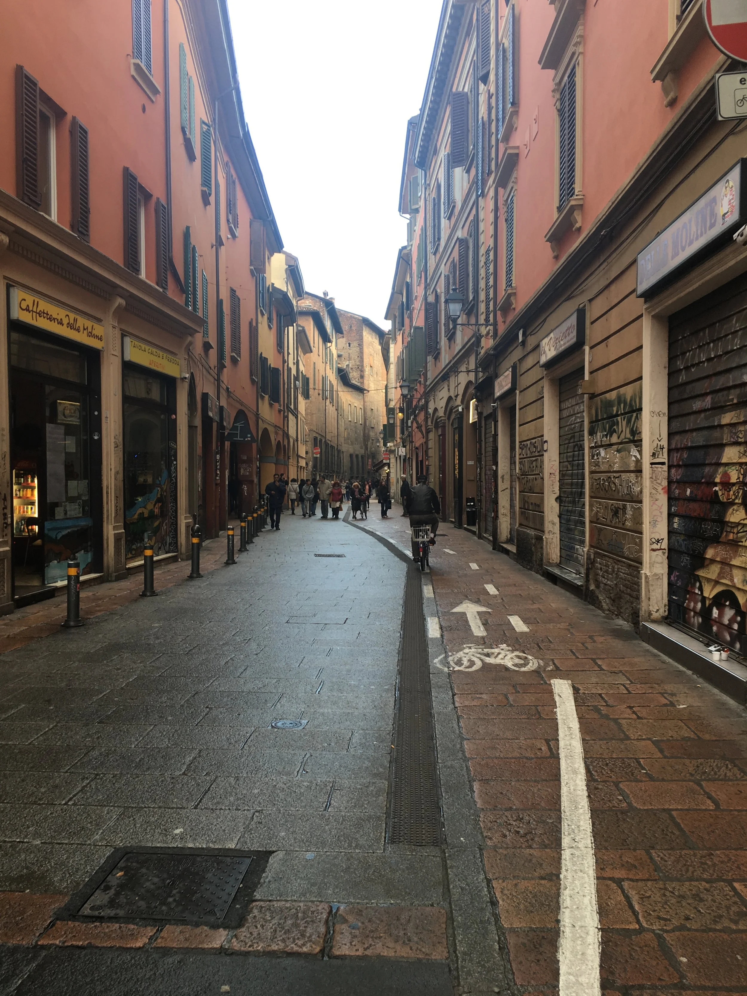 Uma das ruas do labirinto que é a cidade de Bologna. Lugar perfeito pra deixar-se perder e encontrar lugares super-inusitados.